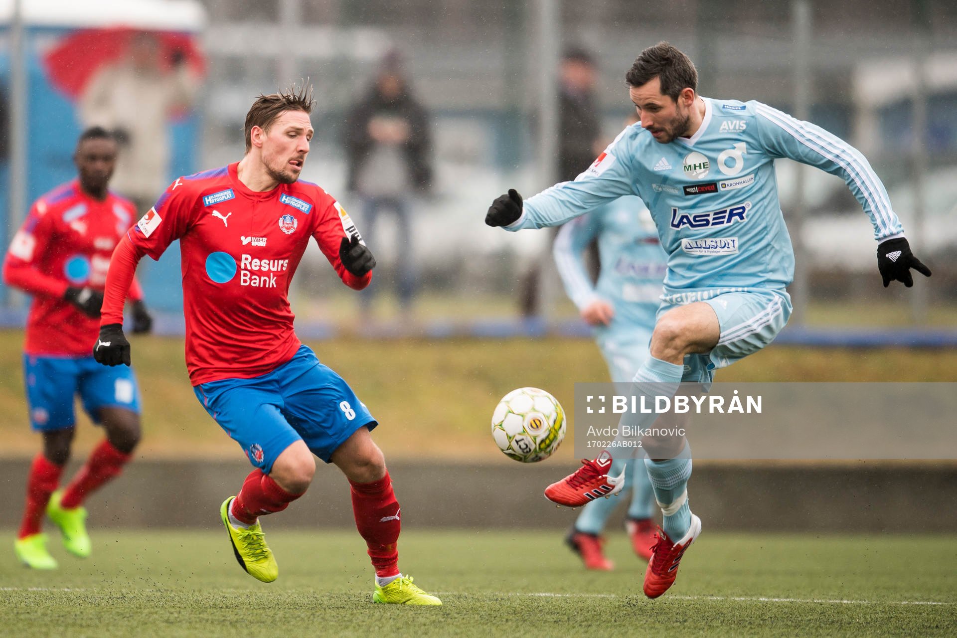 Degerfors Marcus De Bruin rensar framför Helsingborgs