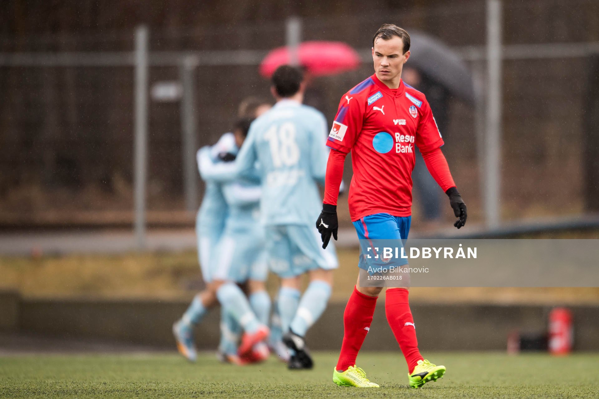 Helsingborgs Anton Wede deppar mdan Degerfors spelare