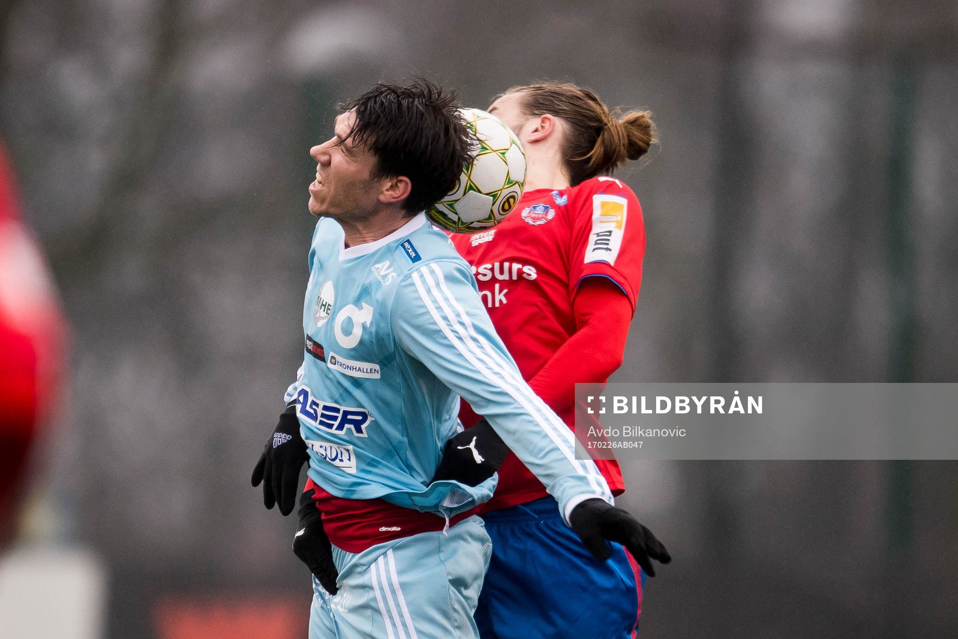 Helsingborgs Jonatan Olsson trycker i ryggen