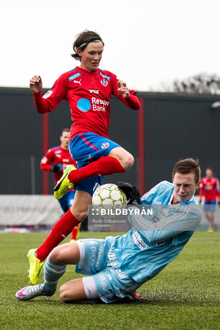 Helsingborgs Max Svensson drar undan tackling från