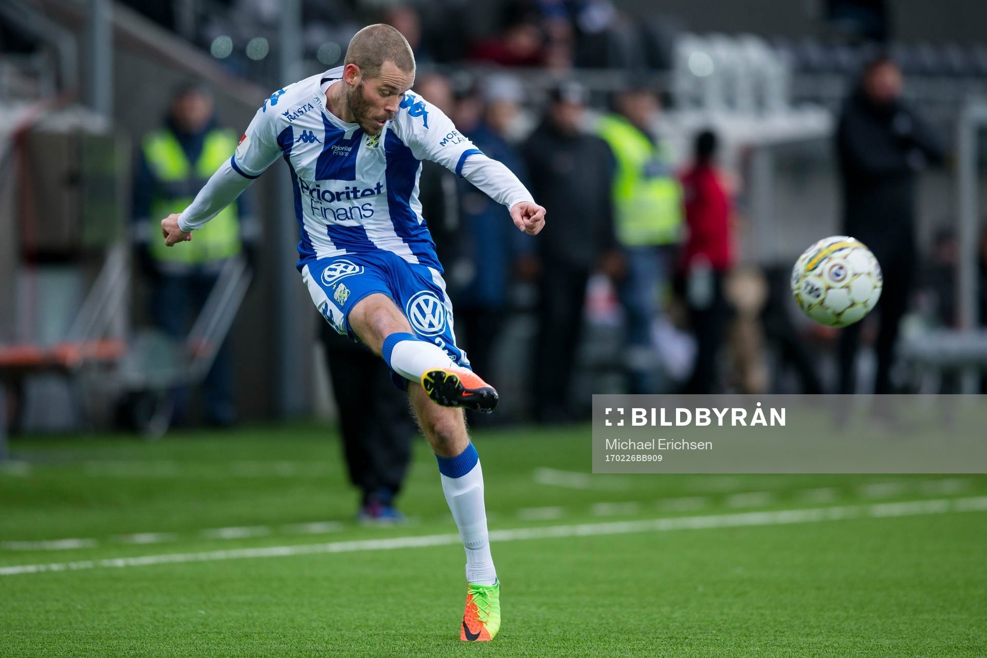 IFK Göteborgs Emil Salomonsson slår ett inlägg