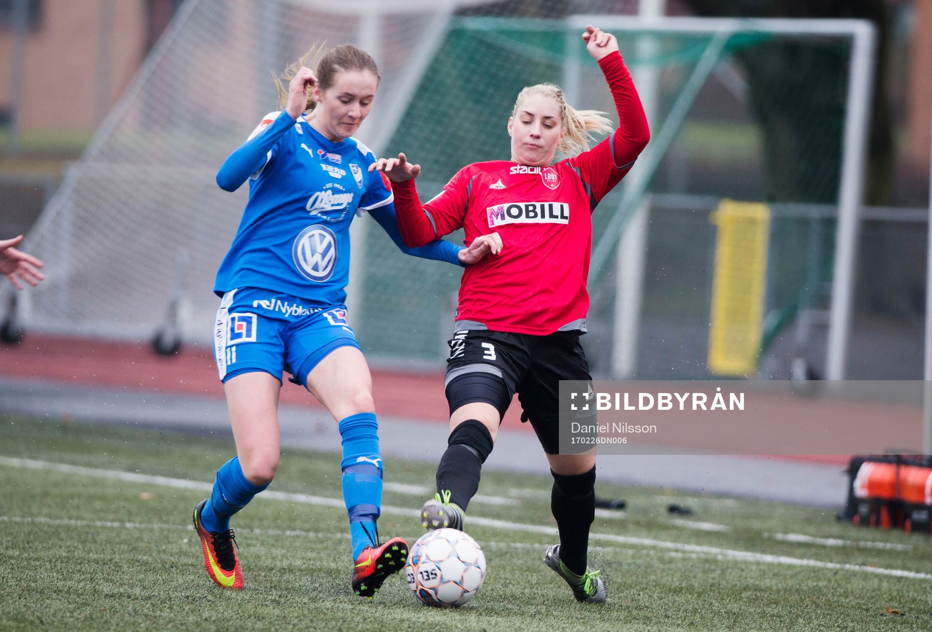 LB07:s Malin Winberg och Kalmars Josefine Nilsén under träningsmatchen i fotboll mellan LB07 och IFK Kalmars den 26 Februari 2017 i Malmö.