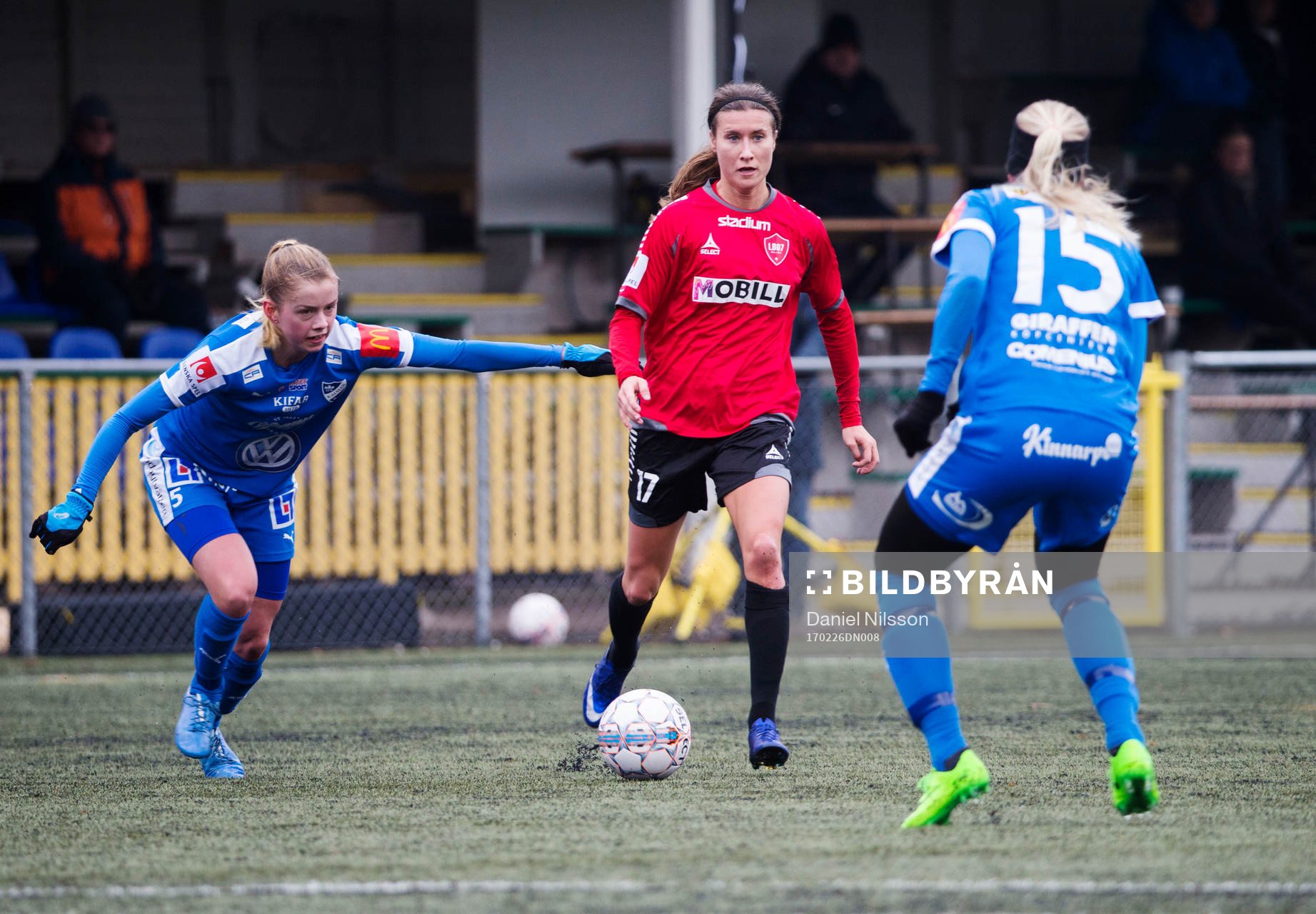 s Evelina Parikka och Kalmars Emma Danielsson och Elsa