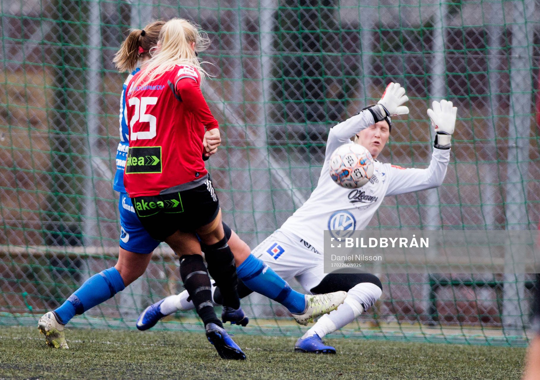 s Johanna Ejdelind och Kalmars målvakt Lovisa Johansson