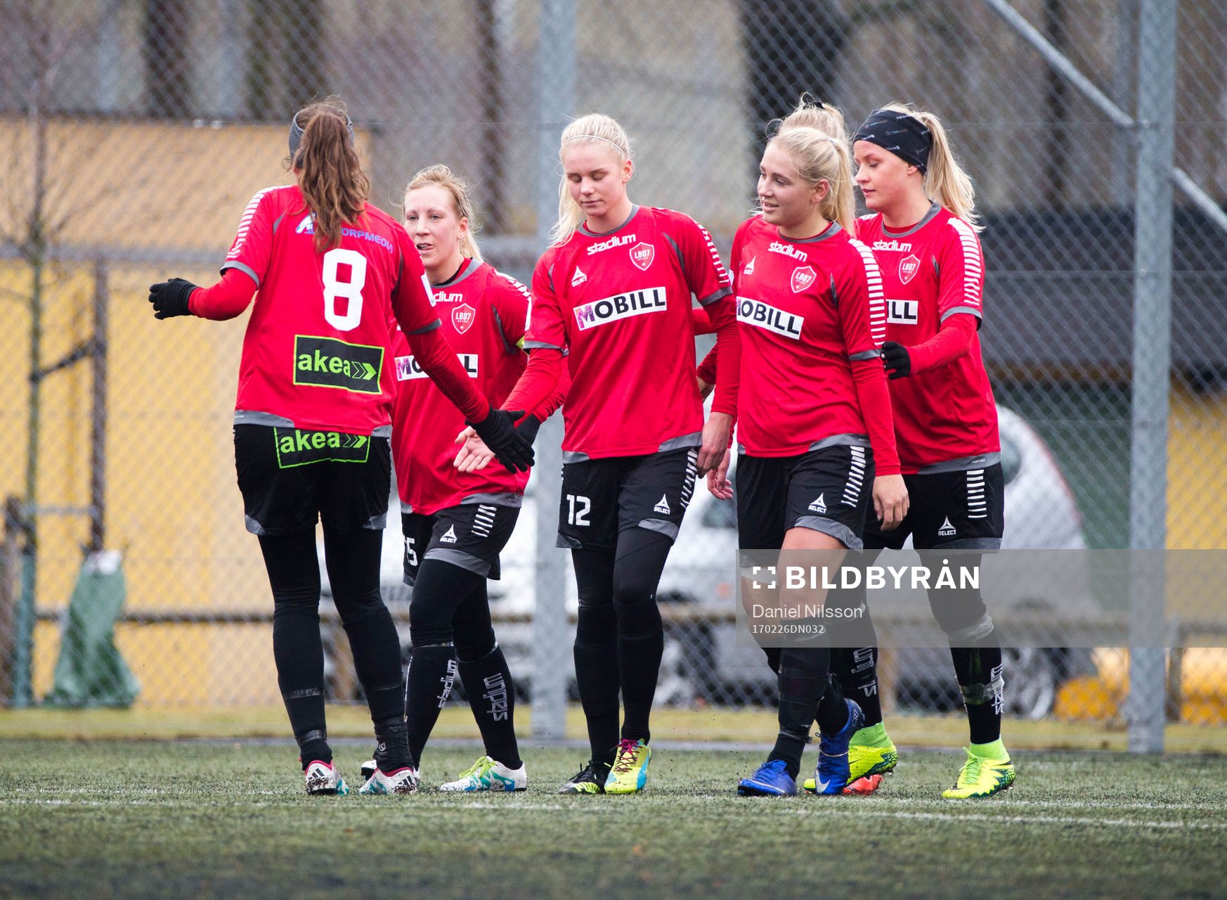 LB07 jublar efter att LB07:s Nellie Lilja i mitten gjort mål på straff träningsmatchen i fotboll mellan LB07 och IFK Kalmars den 26 Februari 2017 i Malmö.