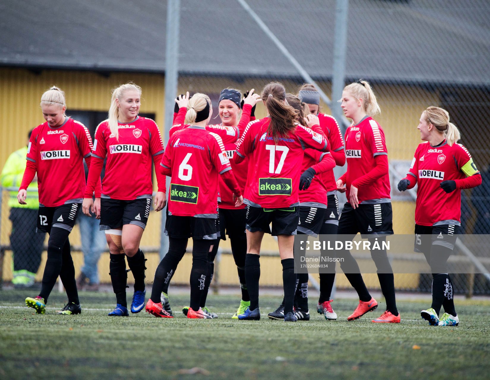 LB07 jublar efter att LB07:s Emelie Erlandsson i gjort mål under träningsmatchen i fotboll mellan LB07 och IFK Kalmar den 26 Februari 2017 i Malmö.
