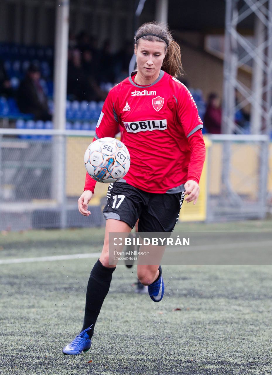 LB07:s Evelina Parikka under träningsmatchen i fotboll mellan LB07 och IFK Kalmar den 26 Februari 2017 i Malmö.