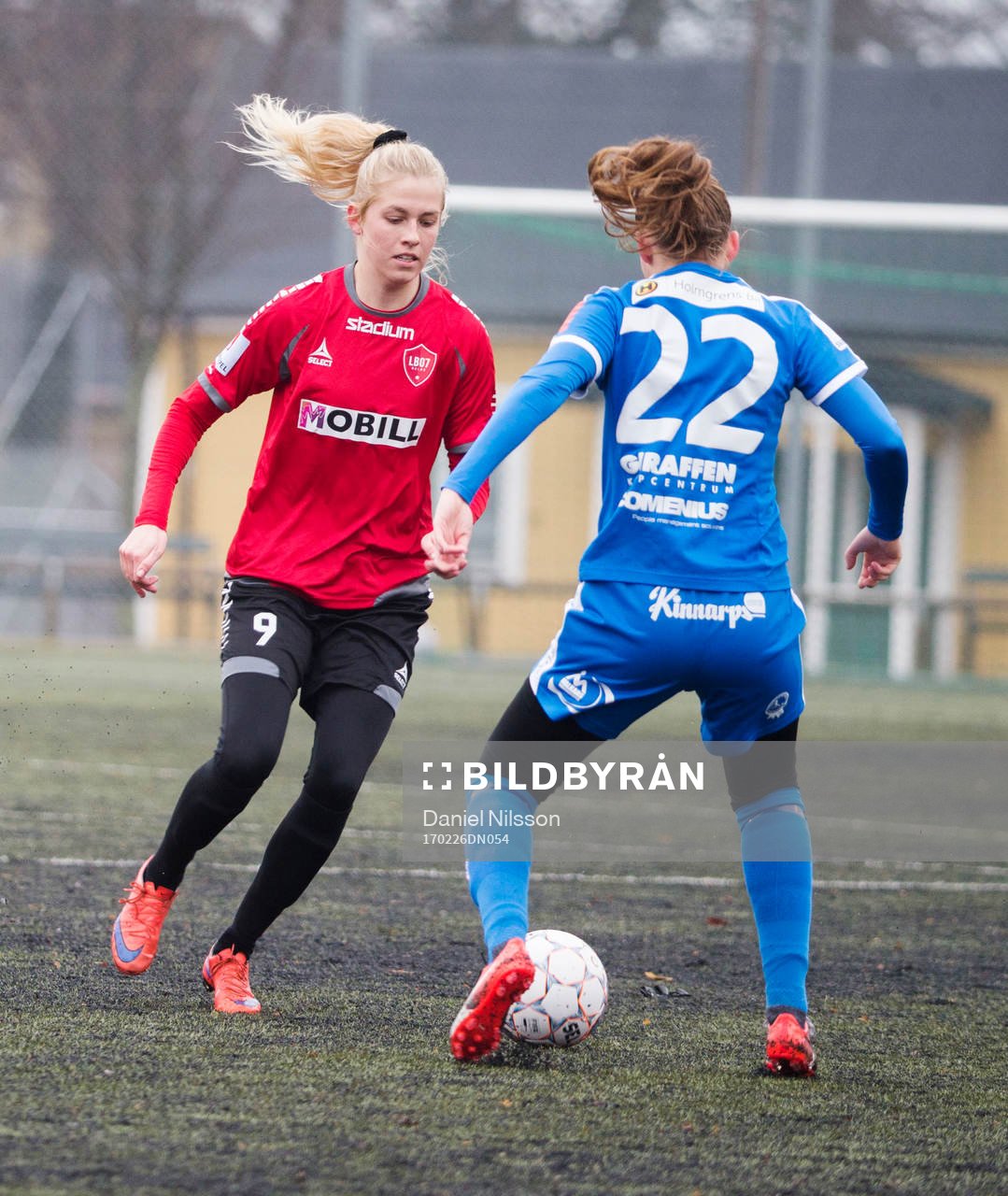 LB07:s Cecilia Pedersen och Kalmars Emma Öjert under träningsmatchen i fotboll mellan LB07 och IFK Kalmars den 26 Februari 2017 i Malmö.