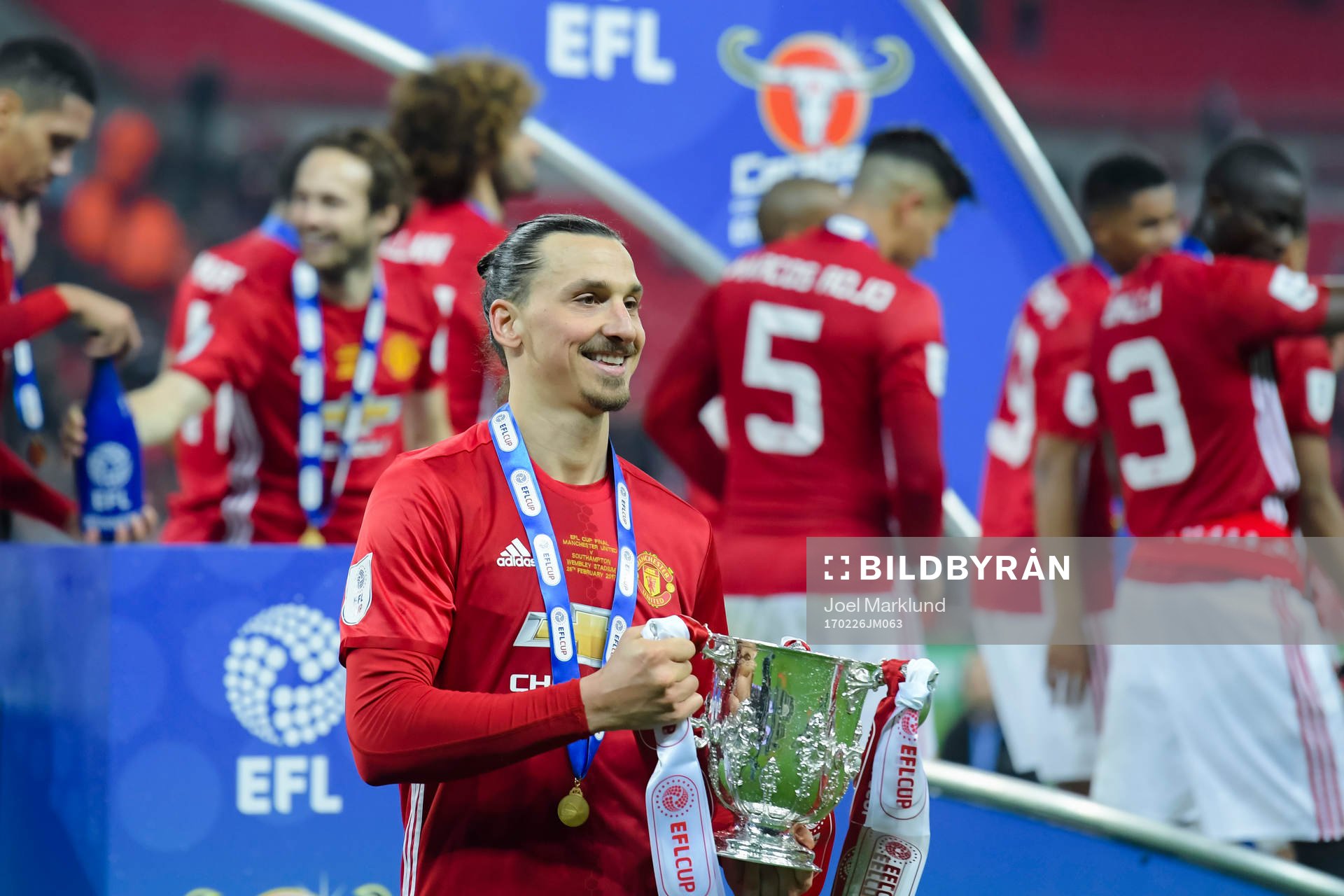 Manchester Uniteds Zlatan Ibrahimovic jublar med pokalen efter finalen i engelska ligacupen mellan Manchester United och Southampton den 26 februari 2017 i London.