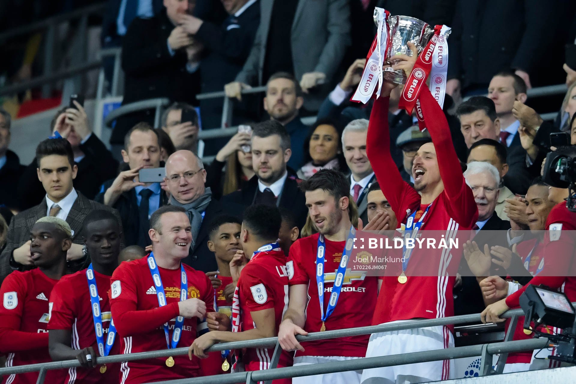 Manchester Uniteds Zlatan Ibrahimovic jublar  med pokalen