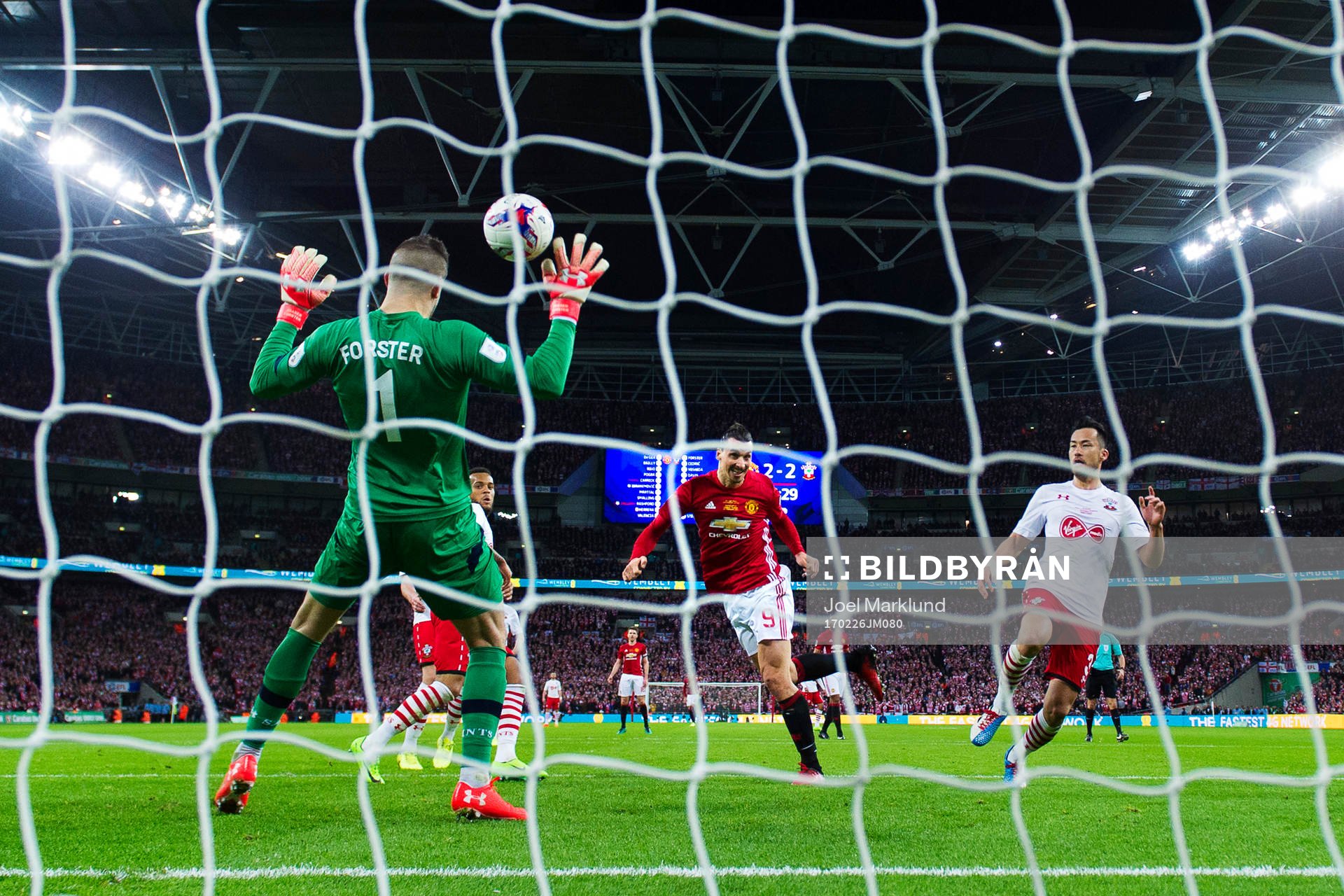 Manchester Uniteds Zlatan Ibrahimovic nickar in det matchavgörande 3-2-målet bakom Southamptons målvakt Fraser Forster under finalen i engelska ligacupen mellan Manchester United och Southampton den 26 februari 2017 i London.