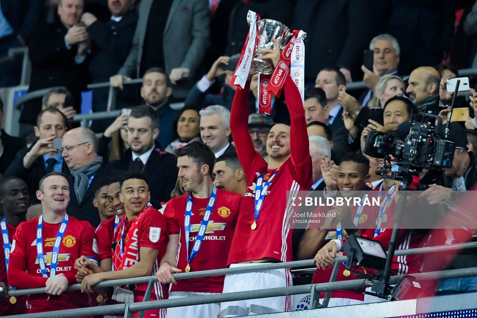 Manchester Uniteds Zlatan Ibrahimovic jublar  med pokalen