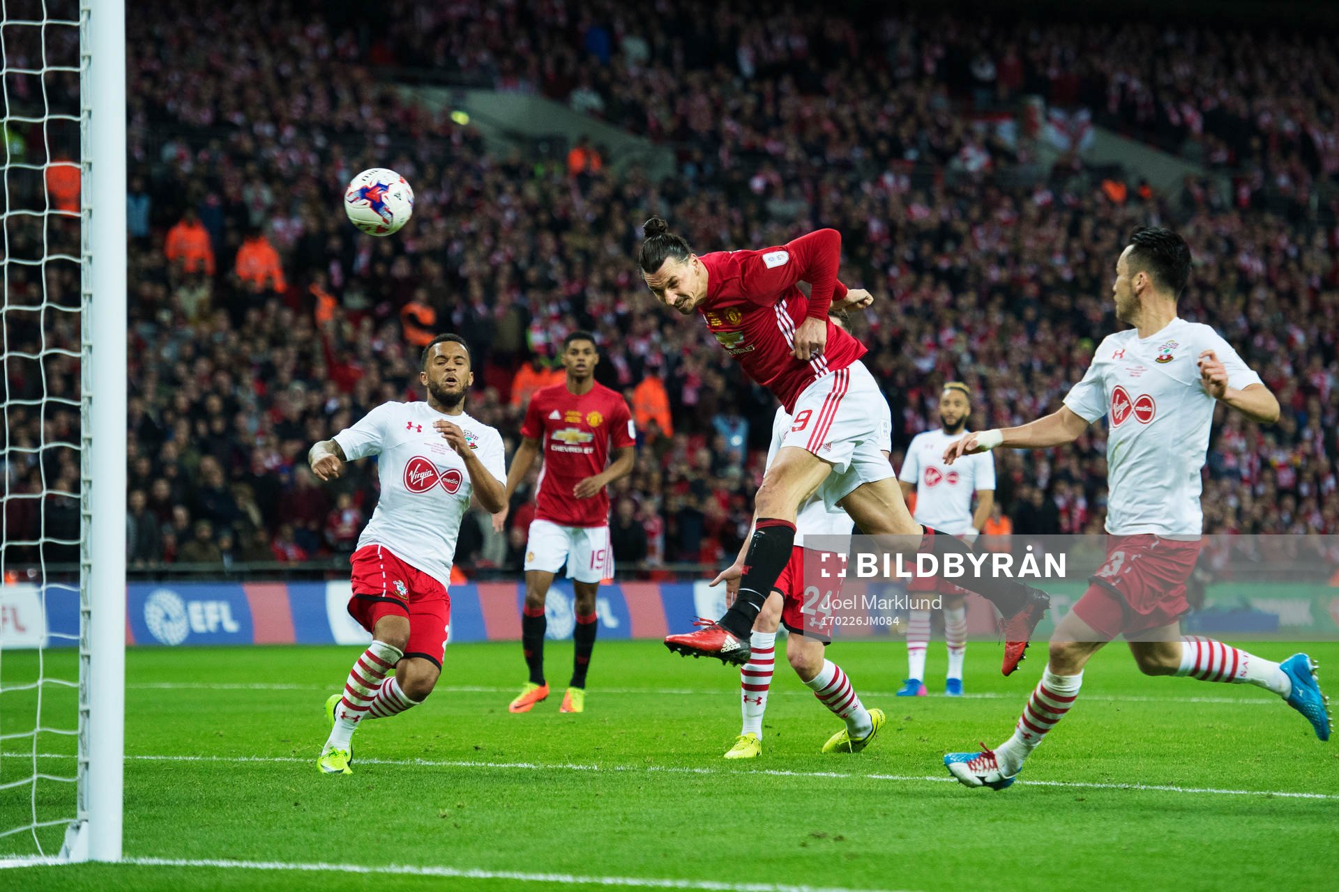 Manchester Uniteds Zlatan Ibrahimovic nickar in det