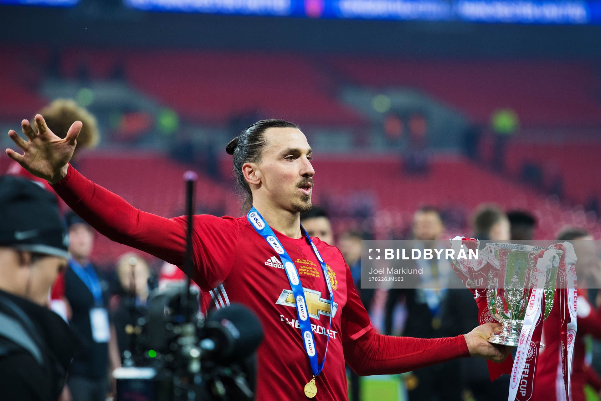 Manchester Uniteds Zlatan Ibrahimovic jublar med