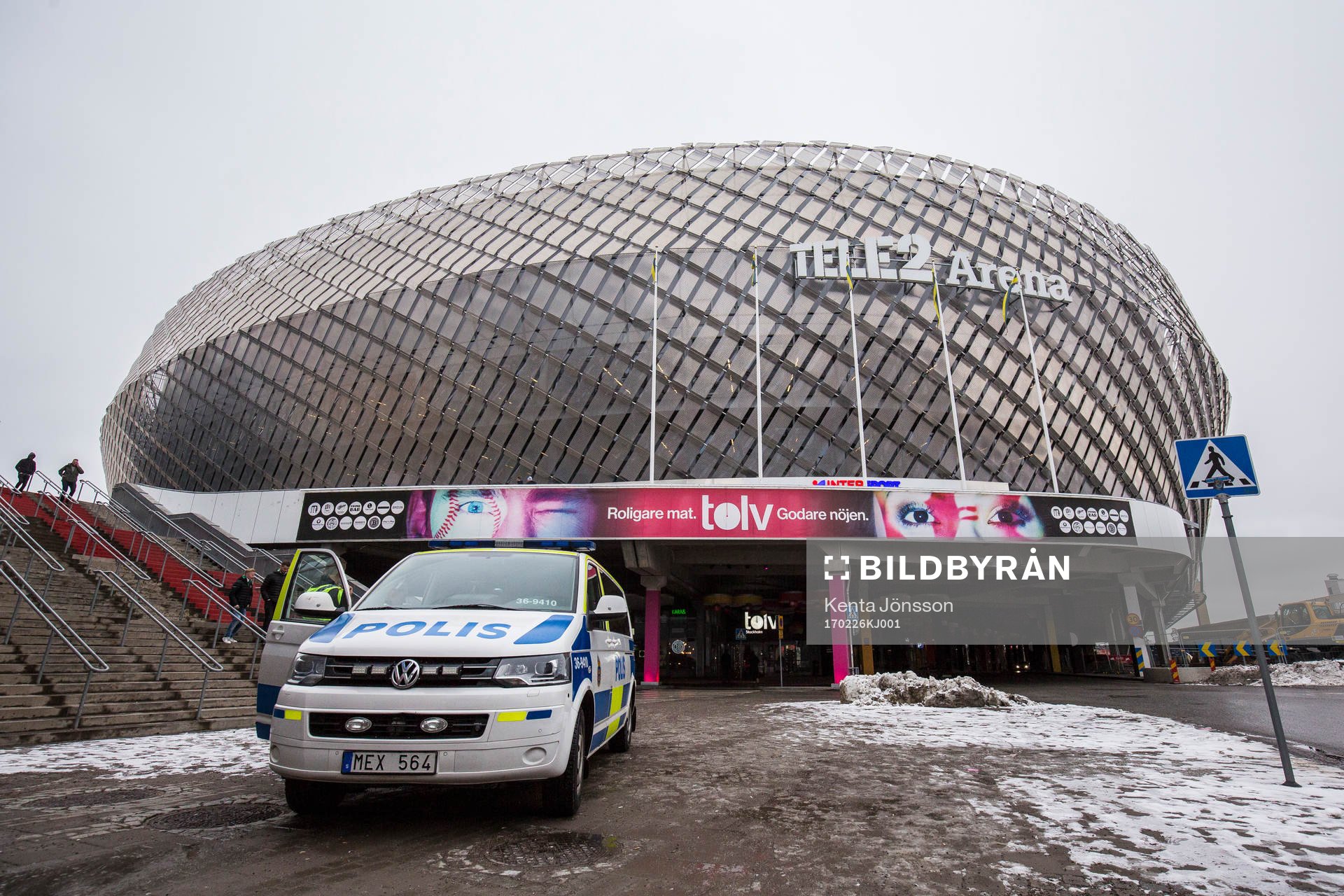 En polisbil utanför Tele2 Arena