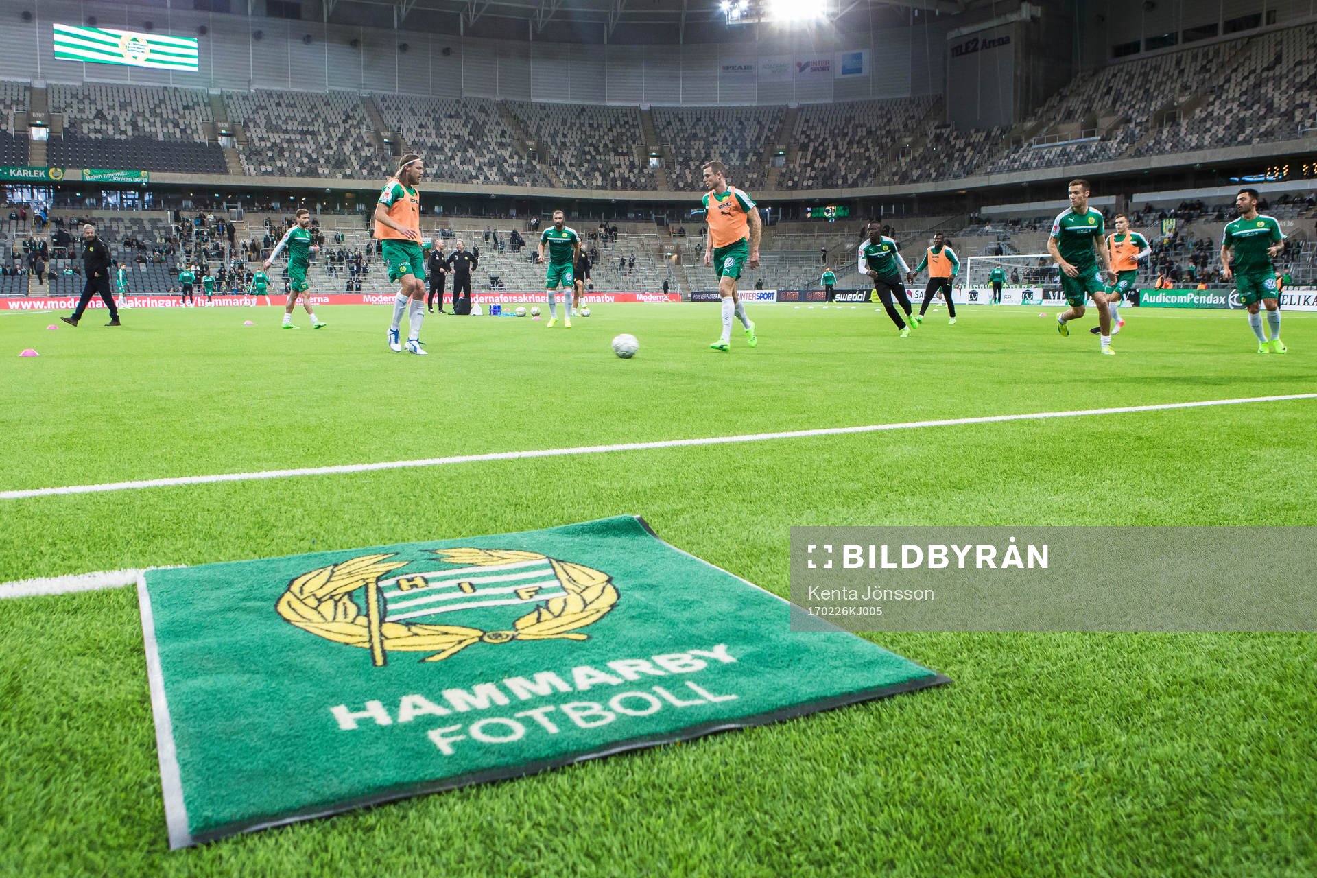 Hammarbys spelare värmer upp innan fotbollsmatchen i
