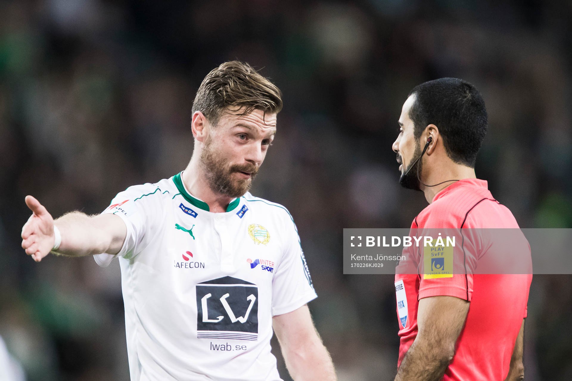 Hammarbys Arnór Smárason i diskussion med domare Mohammed