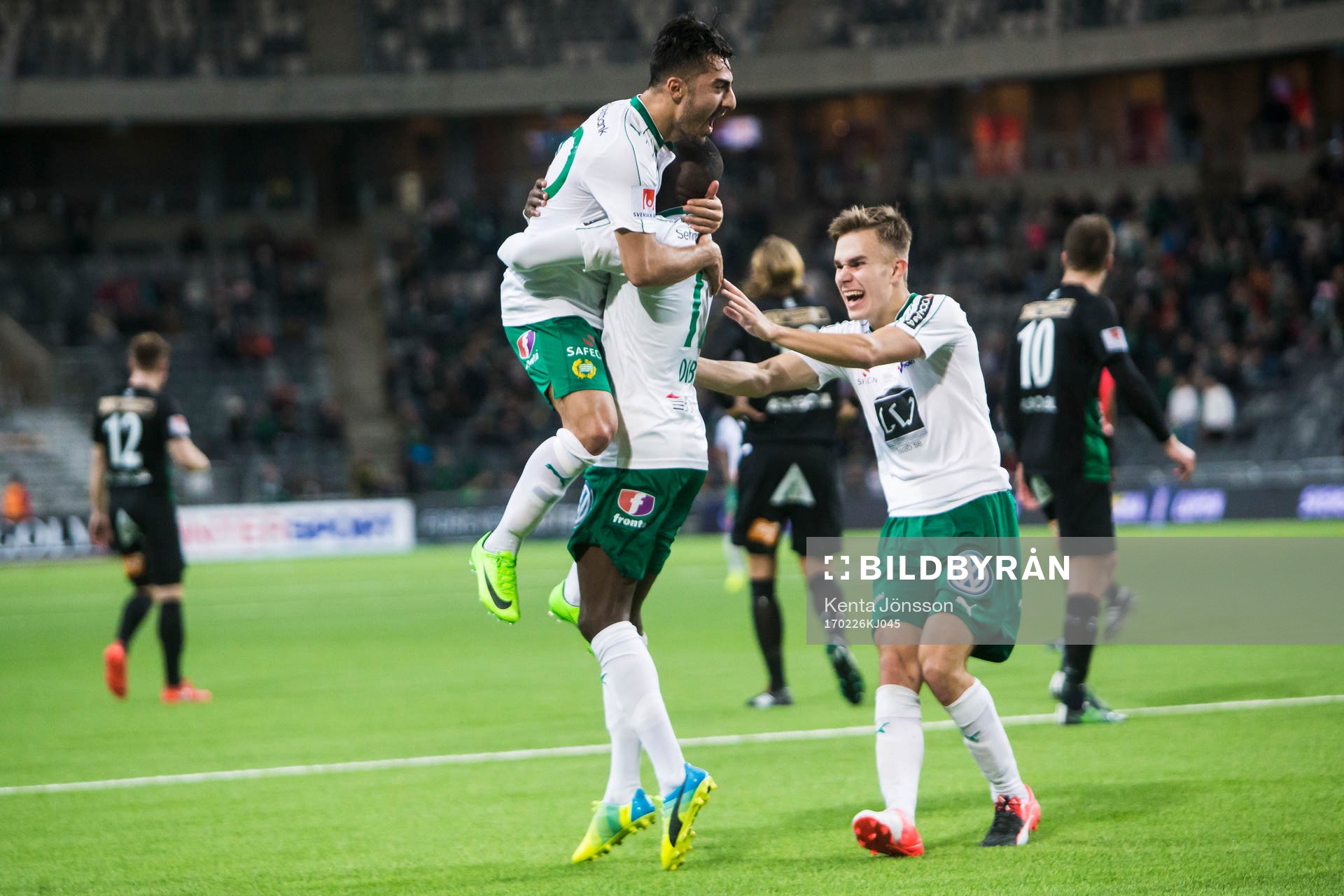 Hammarbys Jiloan Hamad och Dusan Jajic jublar med Pa Amat