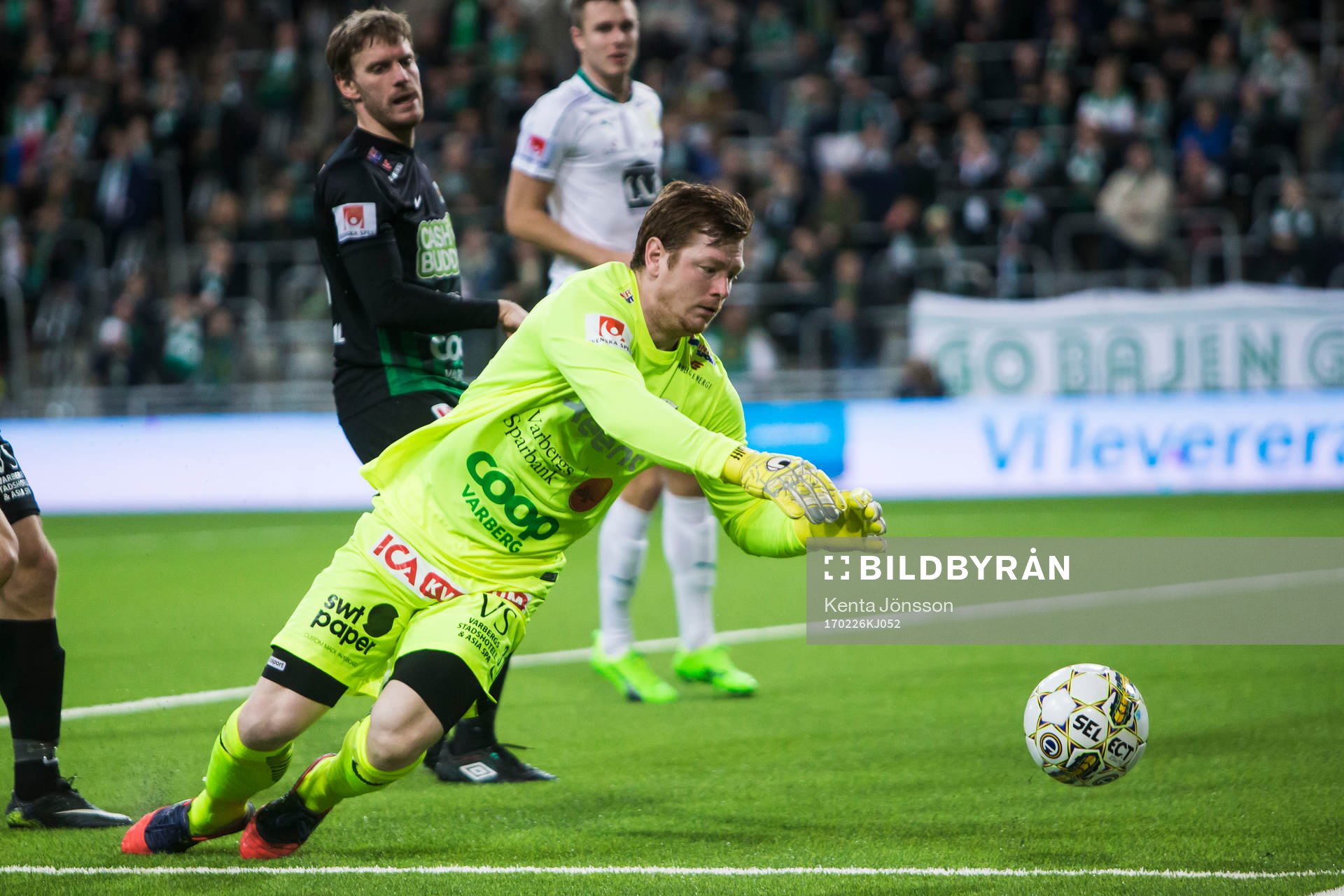Varbergs målvakt Joakim Wulff slänger sig