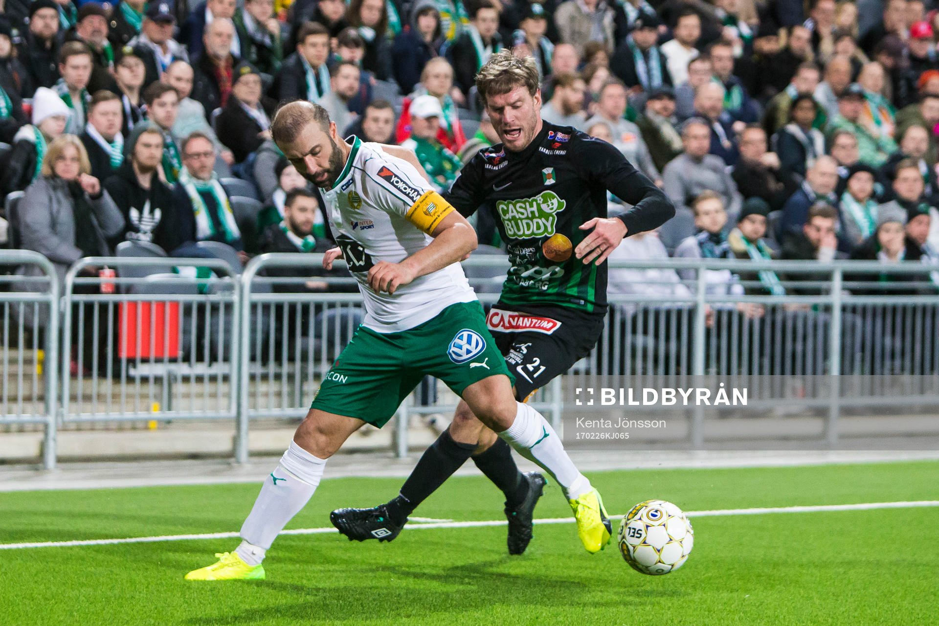 Varbergs Karl Söderström i kamp om bollen med Hammarbys