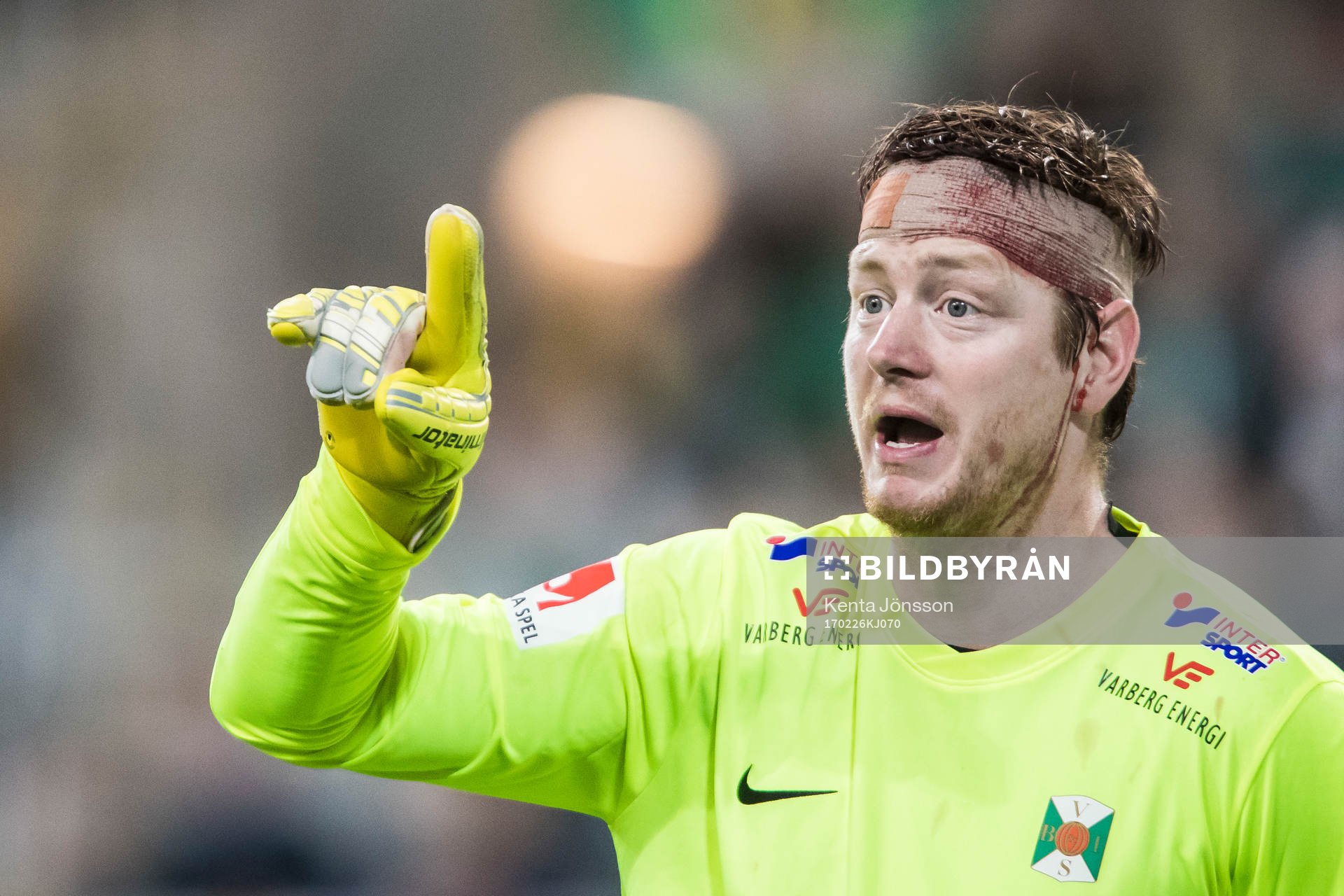 Varbergs målvakt Joakim Wulff med ett bandage runt huvudet