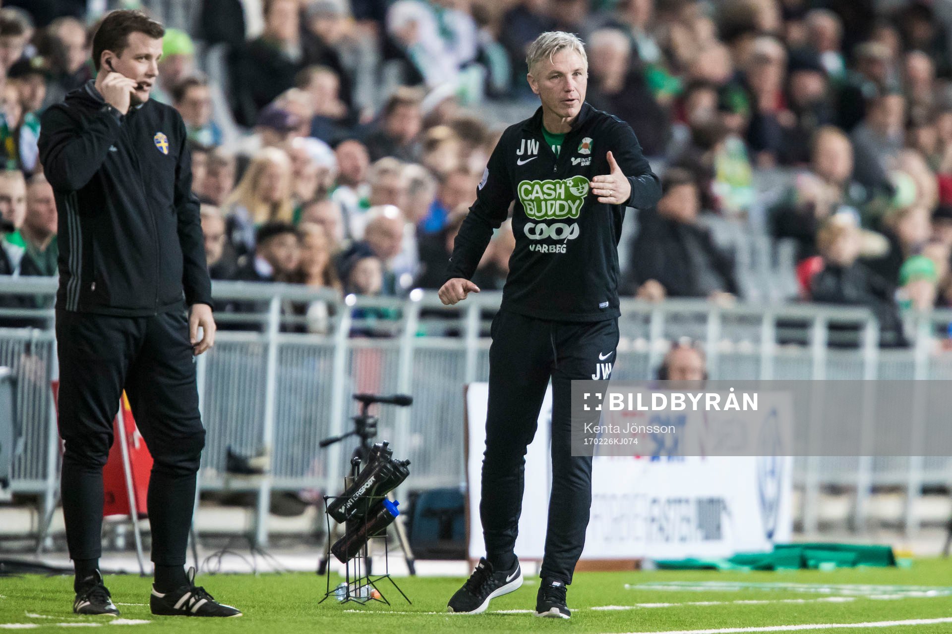 Varbergs tränare Jörgen Wålemark gestikulerar under fotbollsmatchen i Svenska Cupen mellan Hammarby och Varberg den 26 Februari 2017 i Stockholm. 