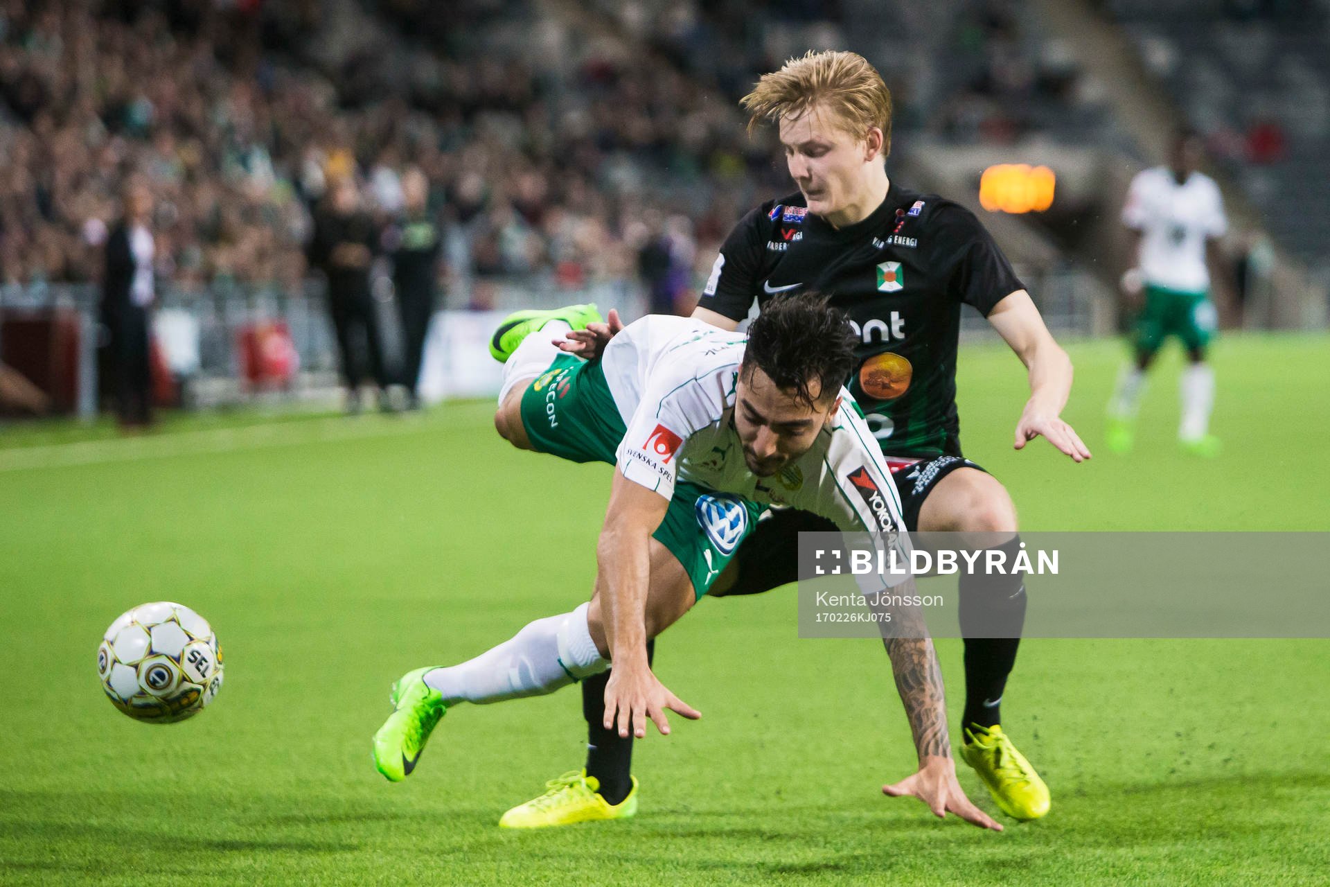 Hammarbys Jiloan Hamad i kamp om bollen med Varbergs Billy