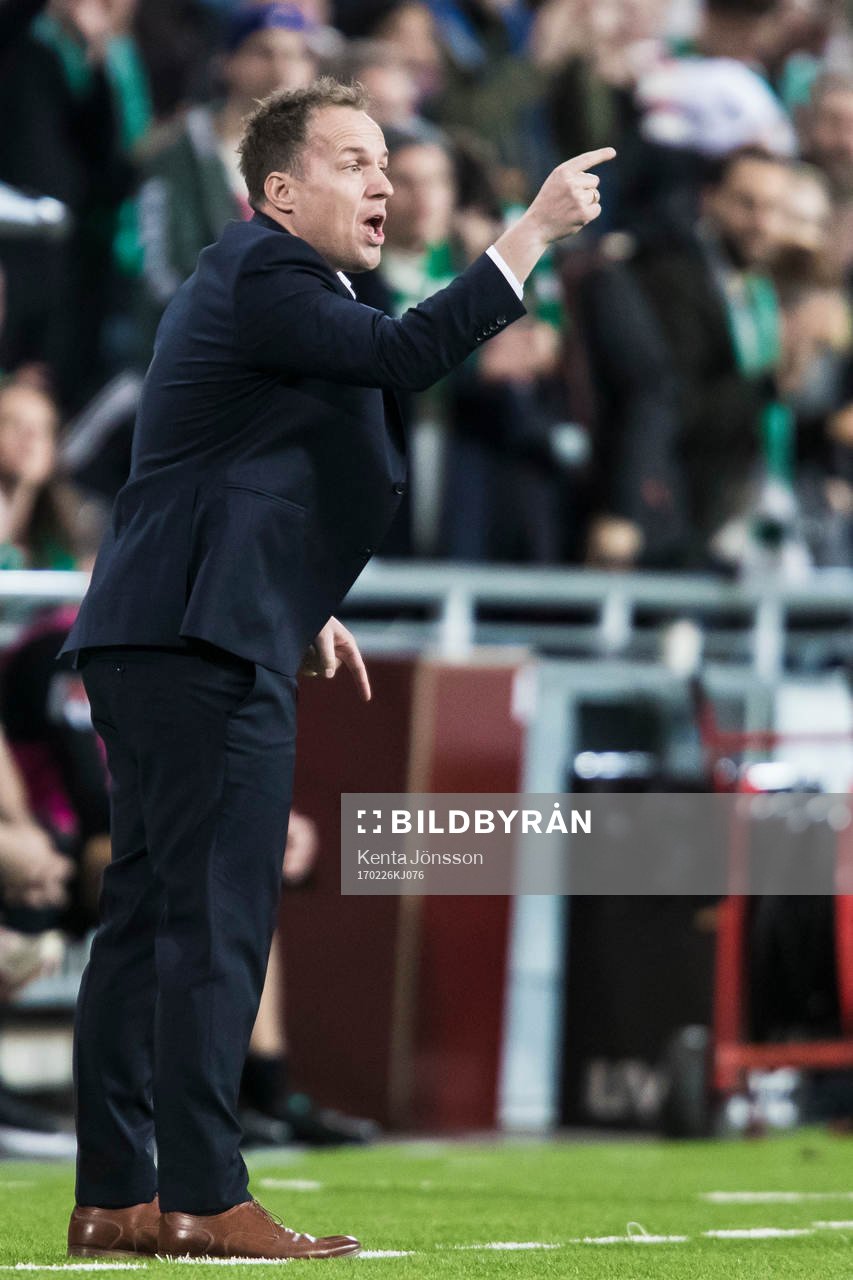 Hammarbys tränare Jakob Michelsen gestikulerar