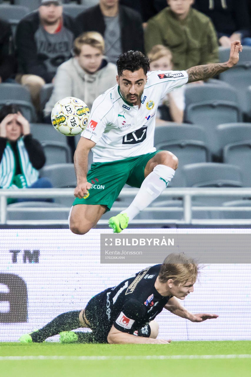Hammarbys Jiloan Hamad i kamp om bollen med Varbergs Billy
