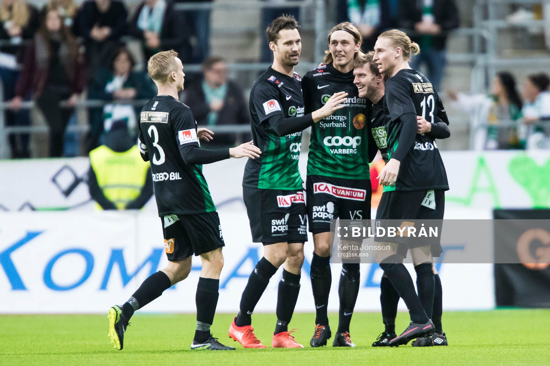 Varbergs Karl Söderström jublar med Eric Nilsson , Joakim