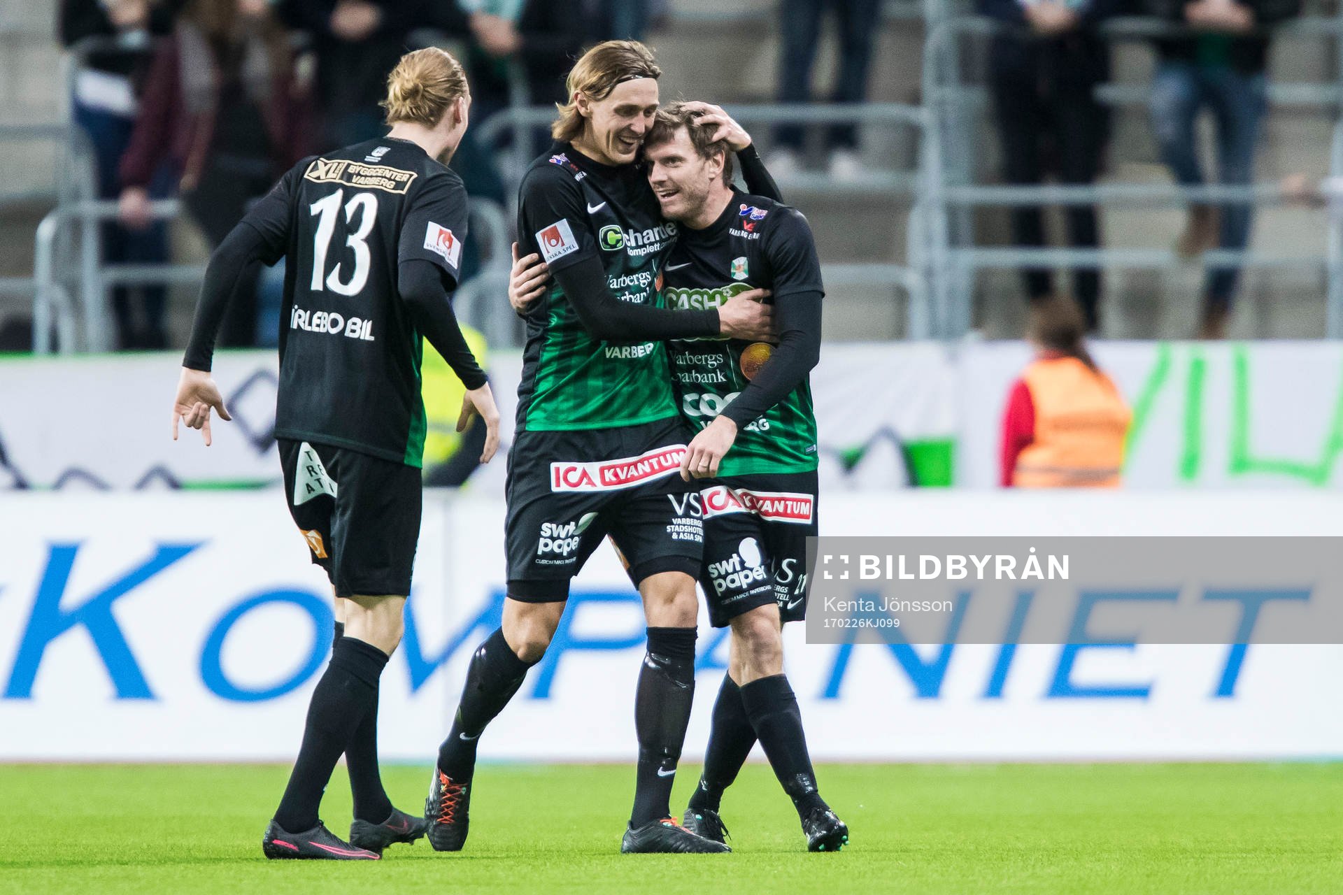 Varbergs Karl Söderström jublar med Joakim Lindner och