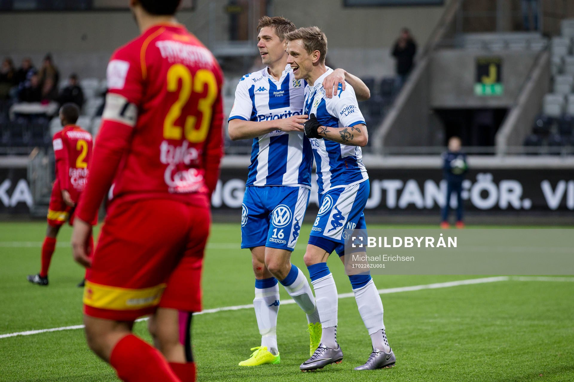 IFK Göteborgs Sören Rieks jublar och omfamnas av Mikael