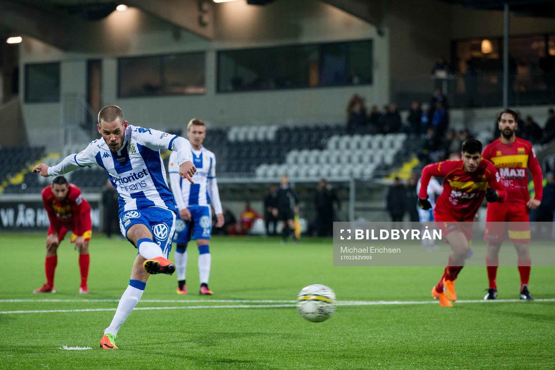 IFK Göteborgs Emil Salomonsson skjuter en straff som han sedan slår in returen på till 5-0 under fotbollsmatchen i Svenska Cupen mellan IFK Göteborg och Arameisk-Syrianska den 26 februari 2017 i Göteborg.