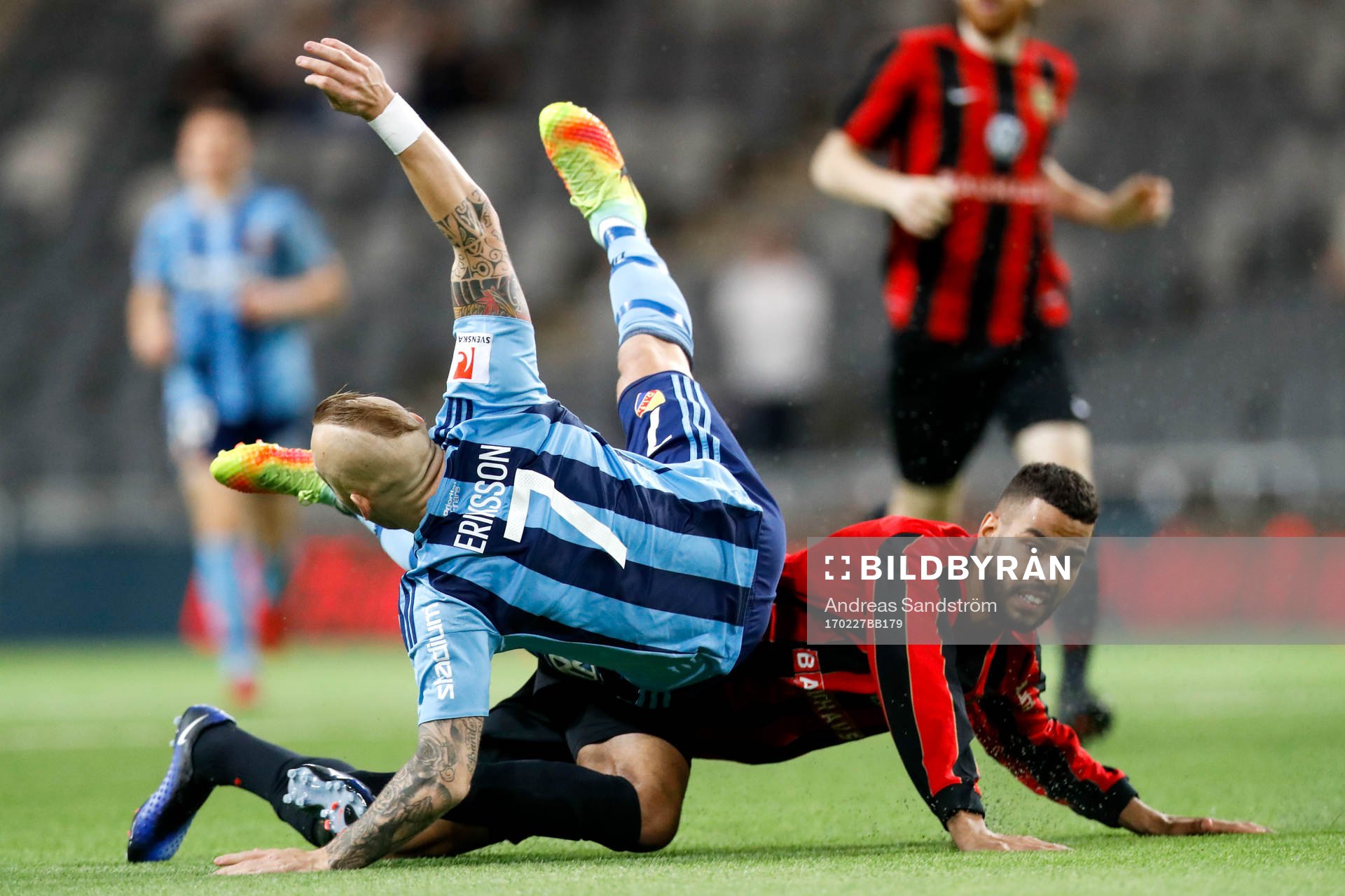 Djurgårdens Magnus Eriksson faller i en duell med