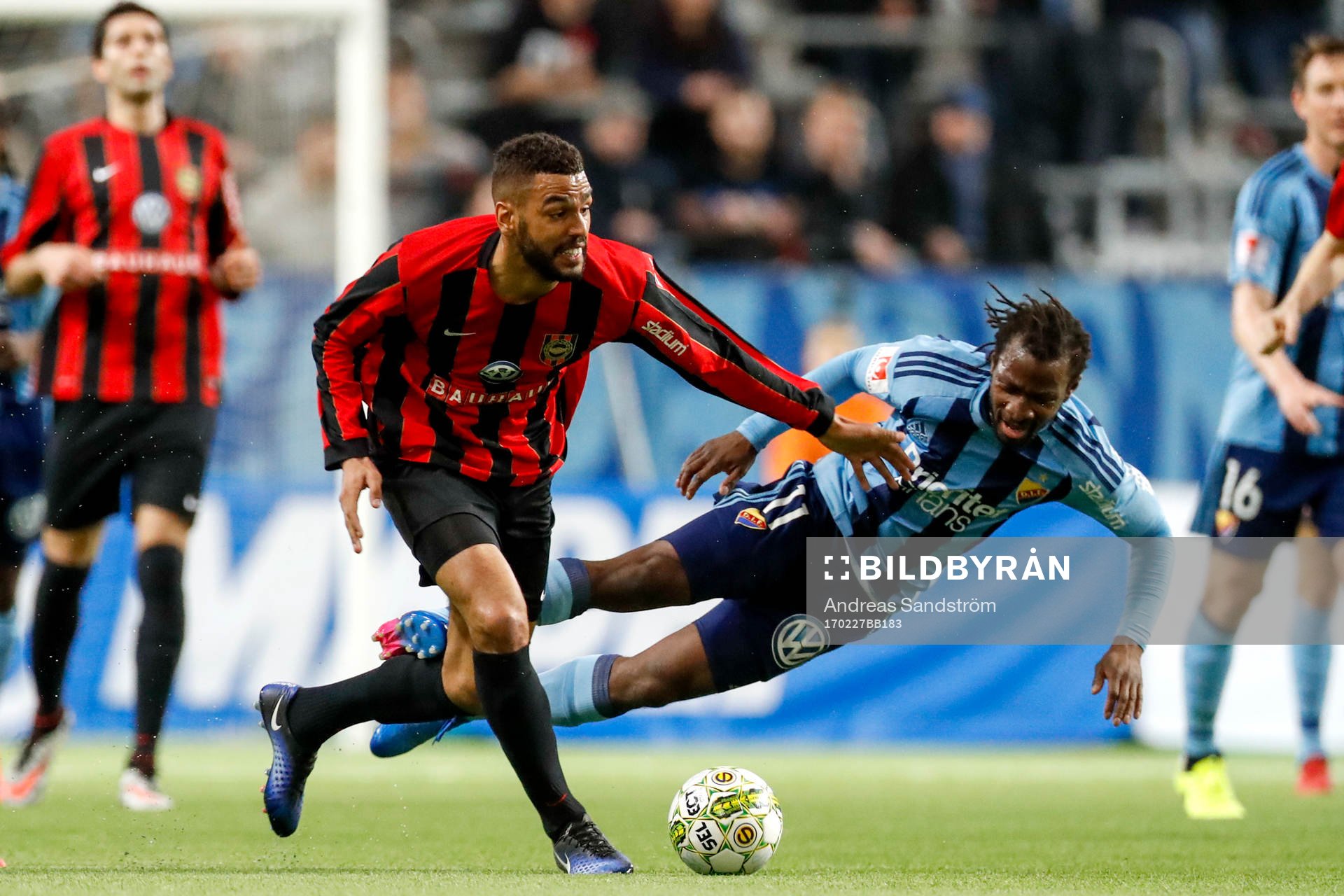 Brommapojkarnas Kyle Konwea och Djurgårdens Amadou Jawo