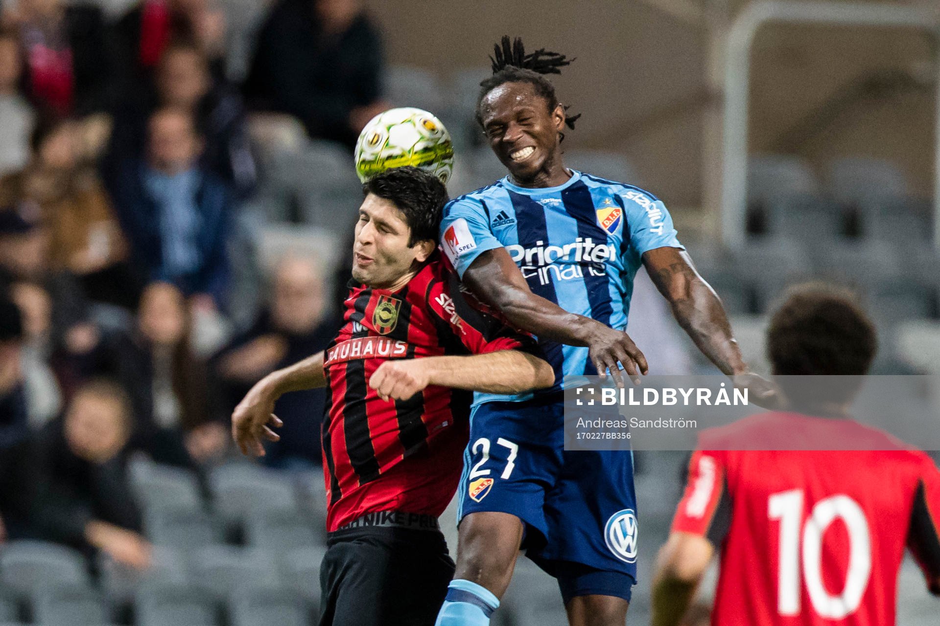 Djurgårdens Kebba Ceesay i kamp om bollen med