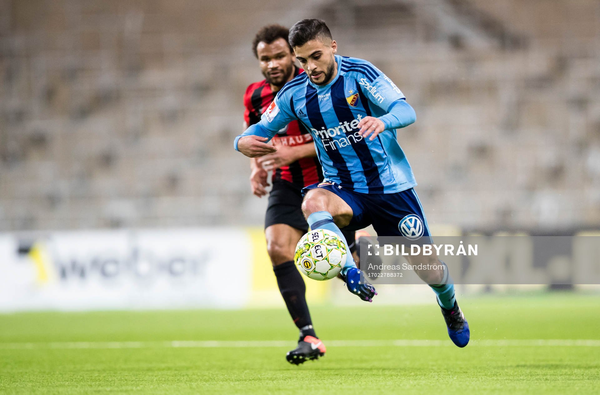 Djurgårdens Othman El Kabir jagas av Brommapojkarnas