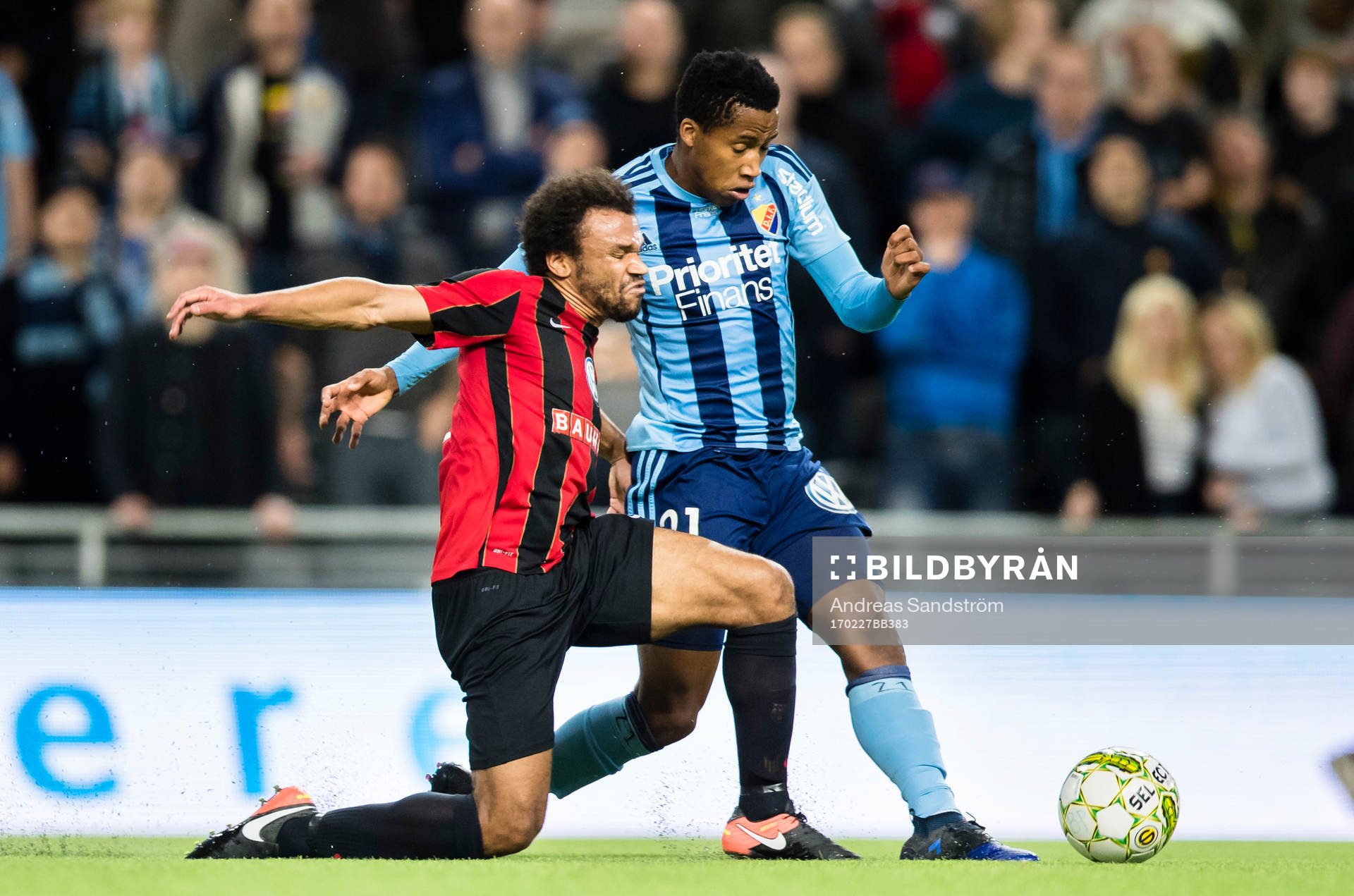 Brommapojkarnas Serge-Junior Martinsson Ngouali i kamp om