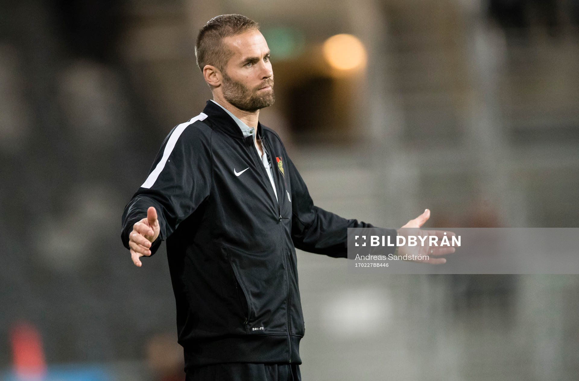 Brommapojkarnas tränare Olof Mellberg slår ut med armarna
