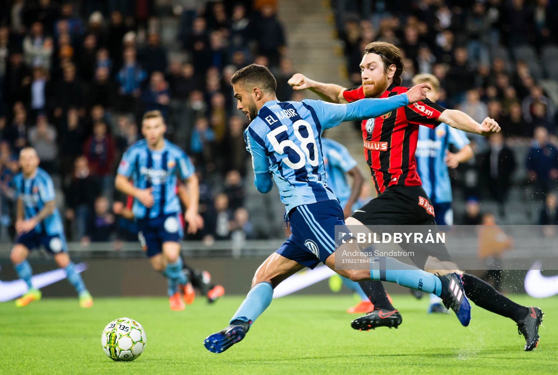Djurgårdens Othman El Kabir jagas av Brommapojkarnas