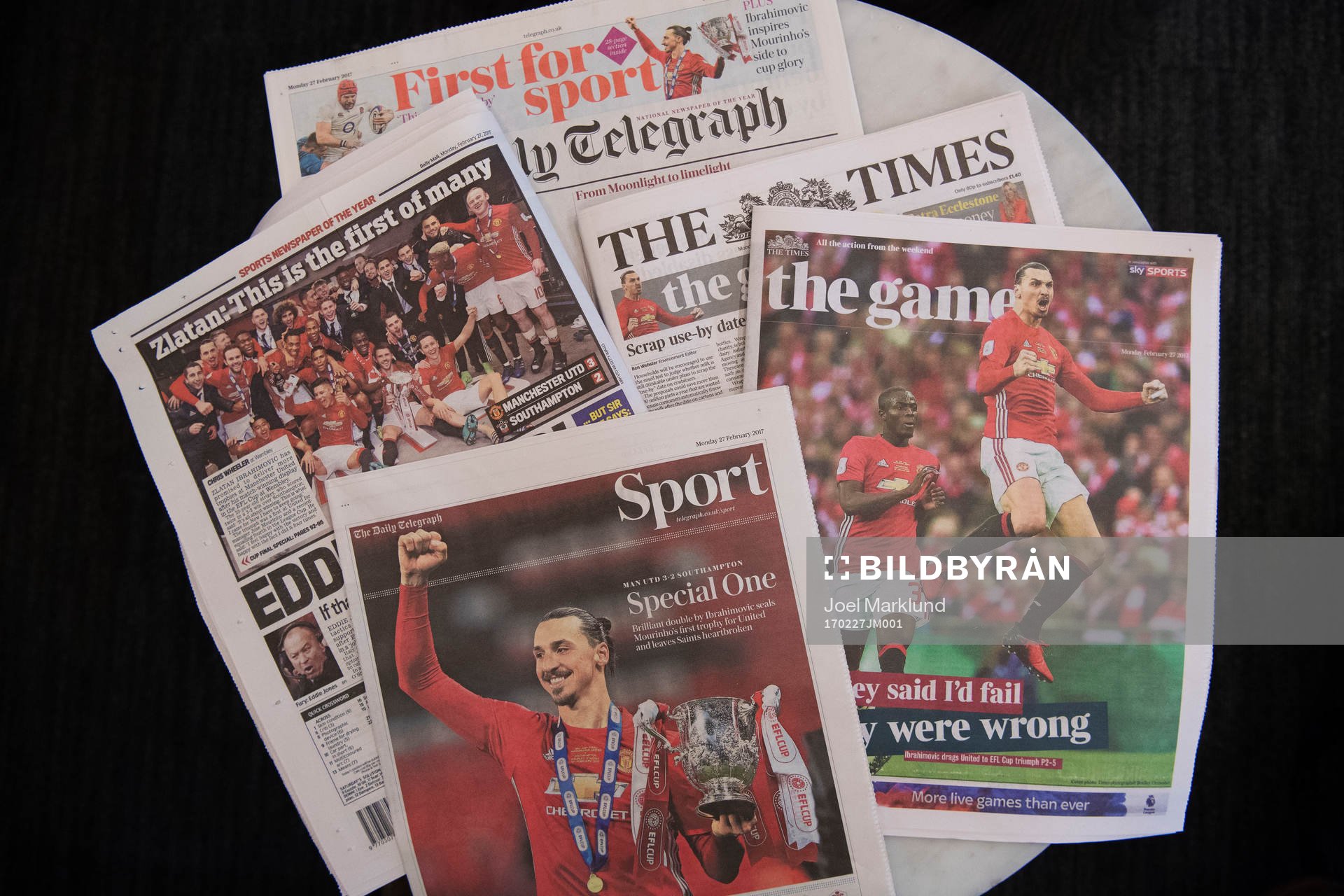 Manchester Uniteds Zlatan Ibrahimovic i ett flertal brittiska tidningar dagen efter finalen i engelska ligacupen mellan Manchester United och Southampton, den 27 februari 2017 i London.