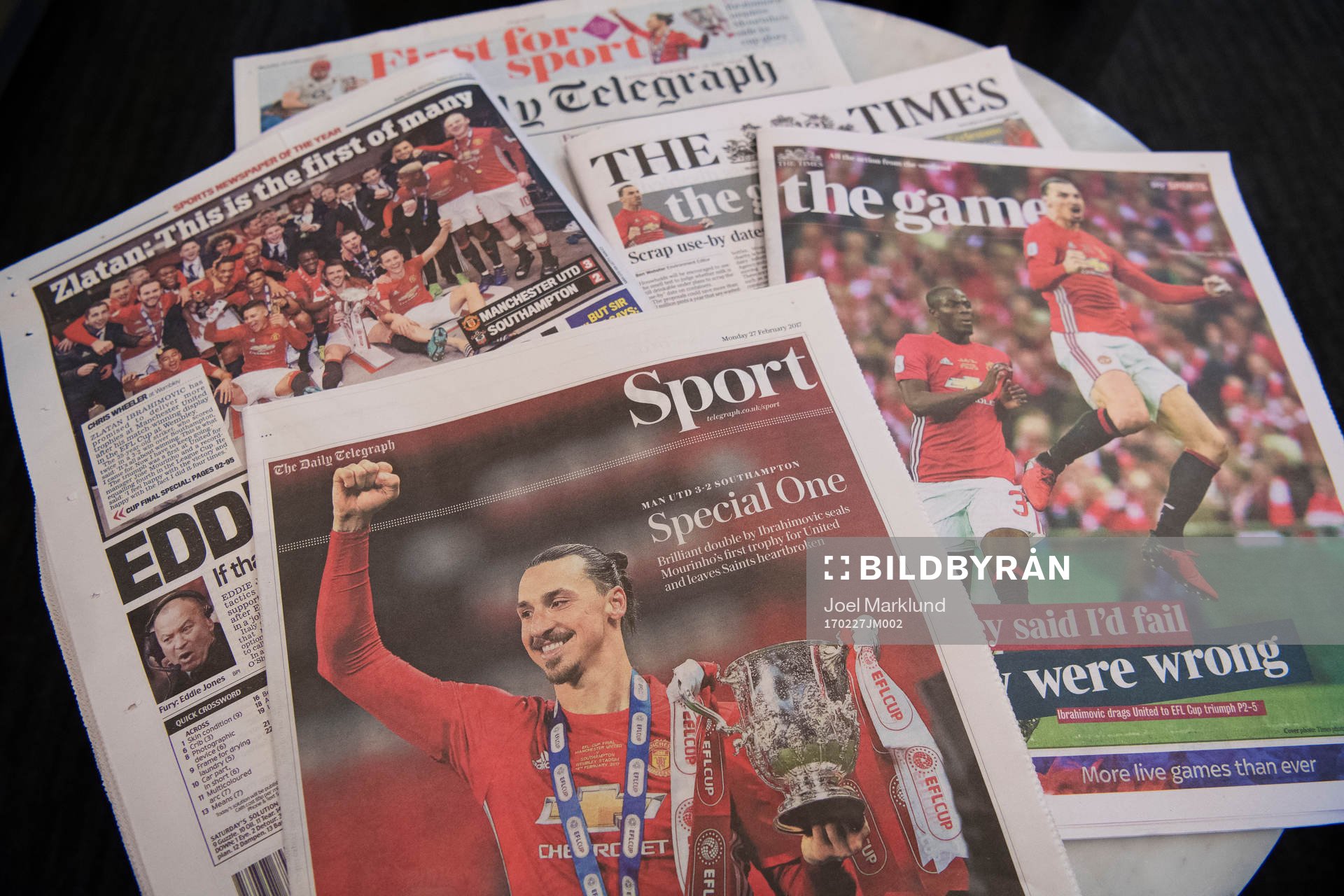 Manchester Uniteds Zlatan Ibrahimovic i ett flertal brittiska tidningar dagen efter finalen i engelska ligacupen mellan Manchester United och Southampton, den 27 februari 2017 i London.
