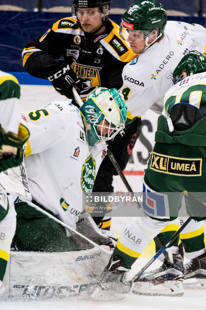 Oroligt framför Björklövens målvakt Adam Werner