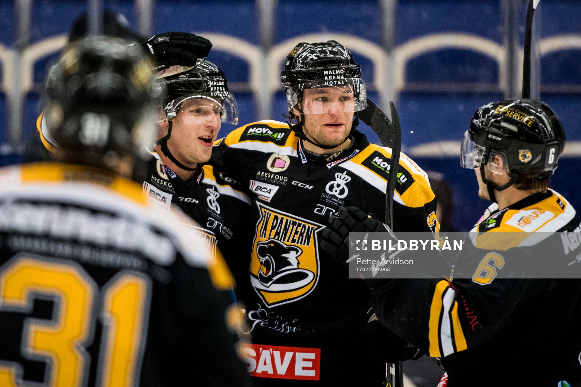 Panterns Alex Wemmenborn (tv) jublar med Robin Dahse och