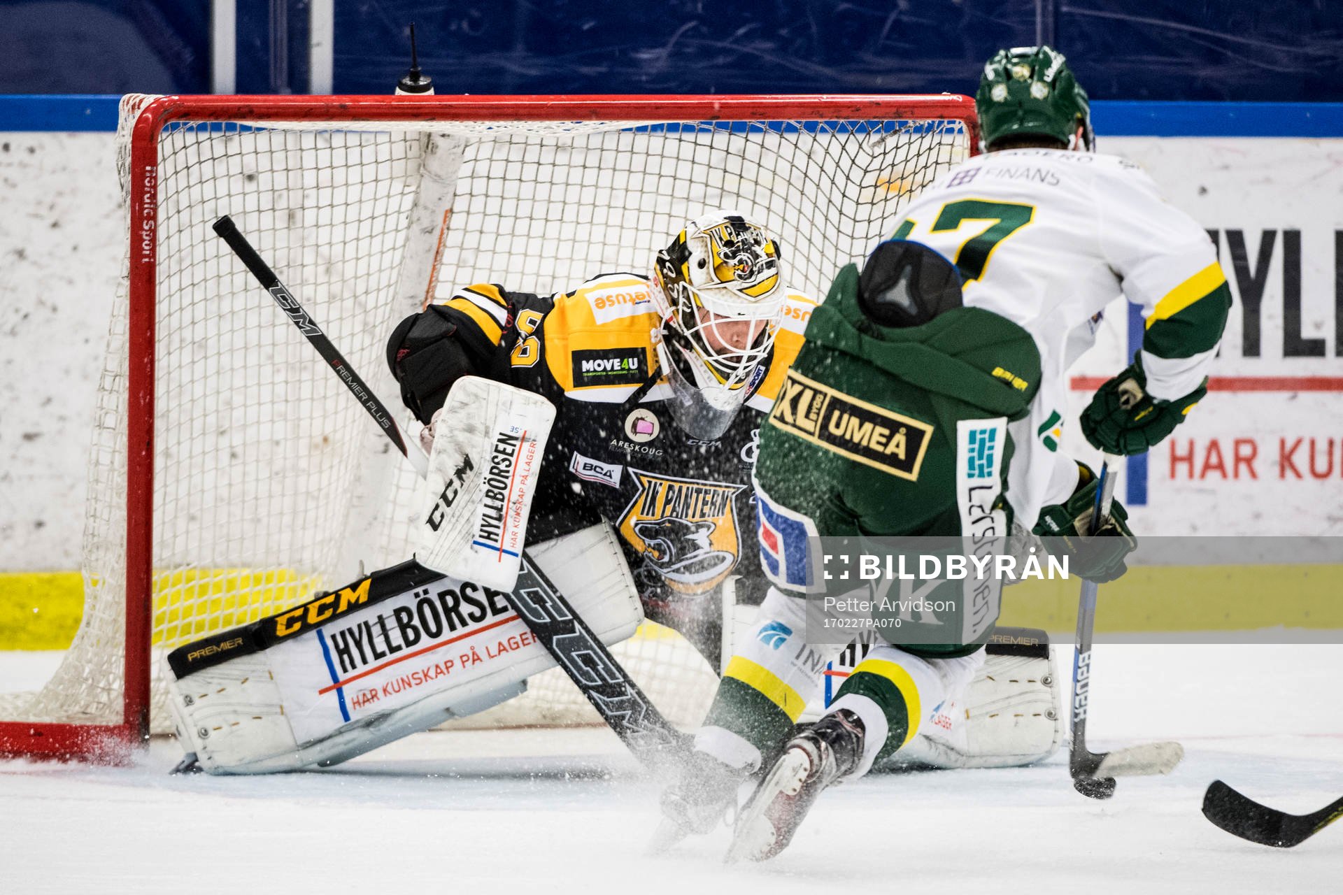 Björklövens Jacob Andersson mot Panterns målvakt Tex