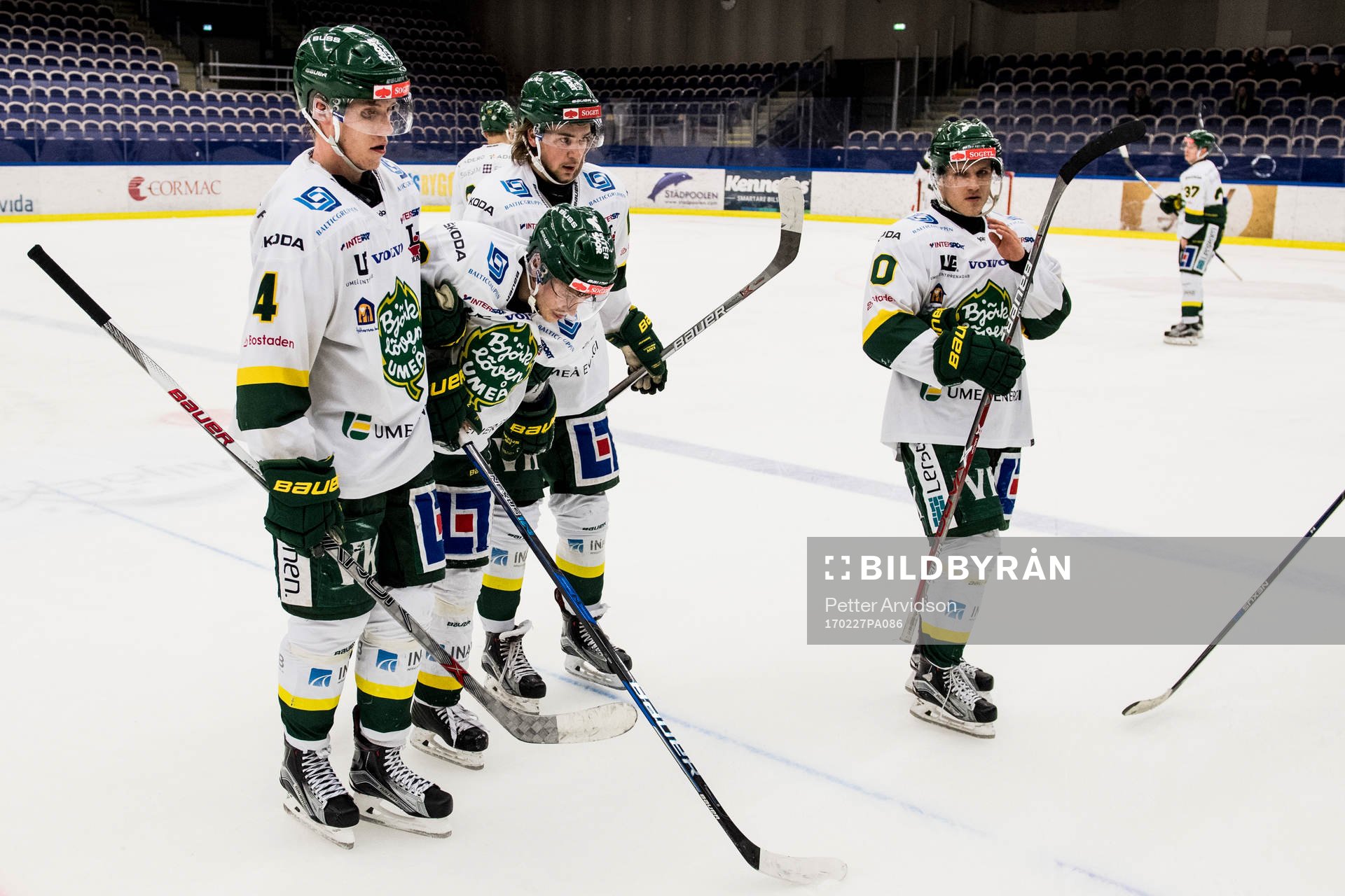 Björklövens Kim Karlsson (m) leds av isen skadad