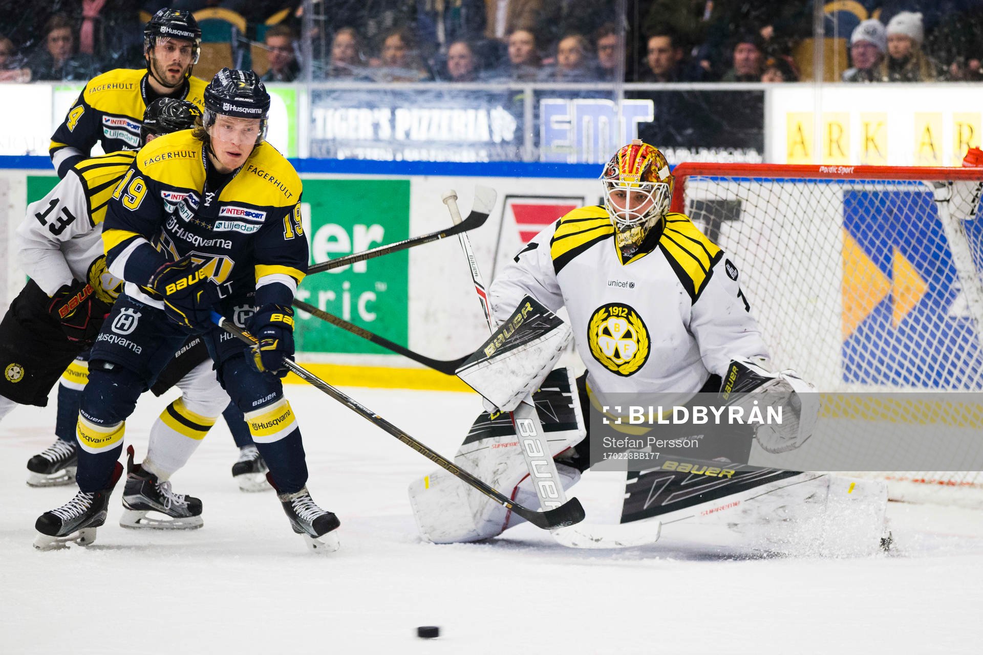 s Erik Andersson mot Brynäs målvakt Felix Sandström