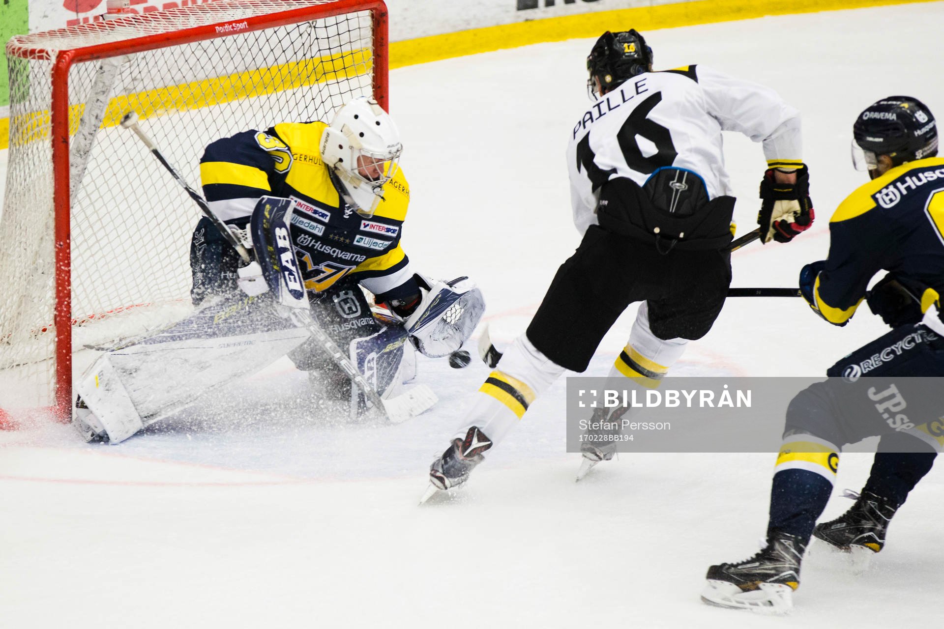 s målvakt Linus Söderström stoppar Brynäs Daniel Paille