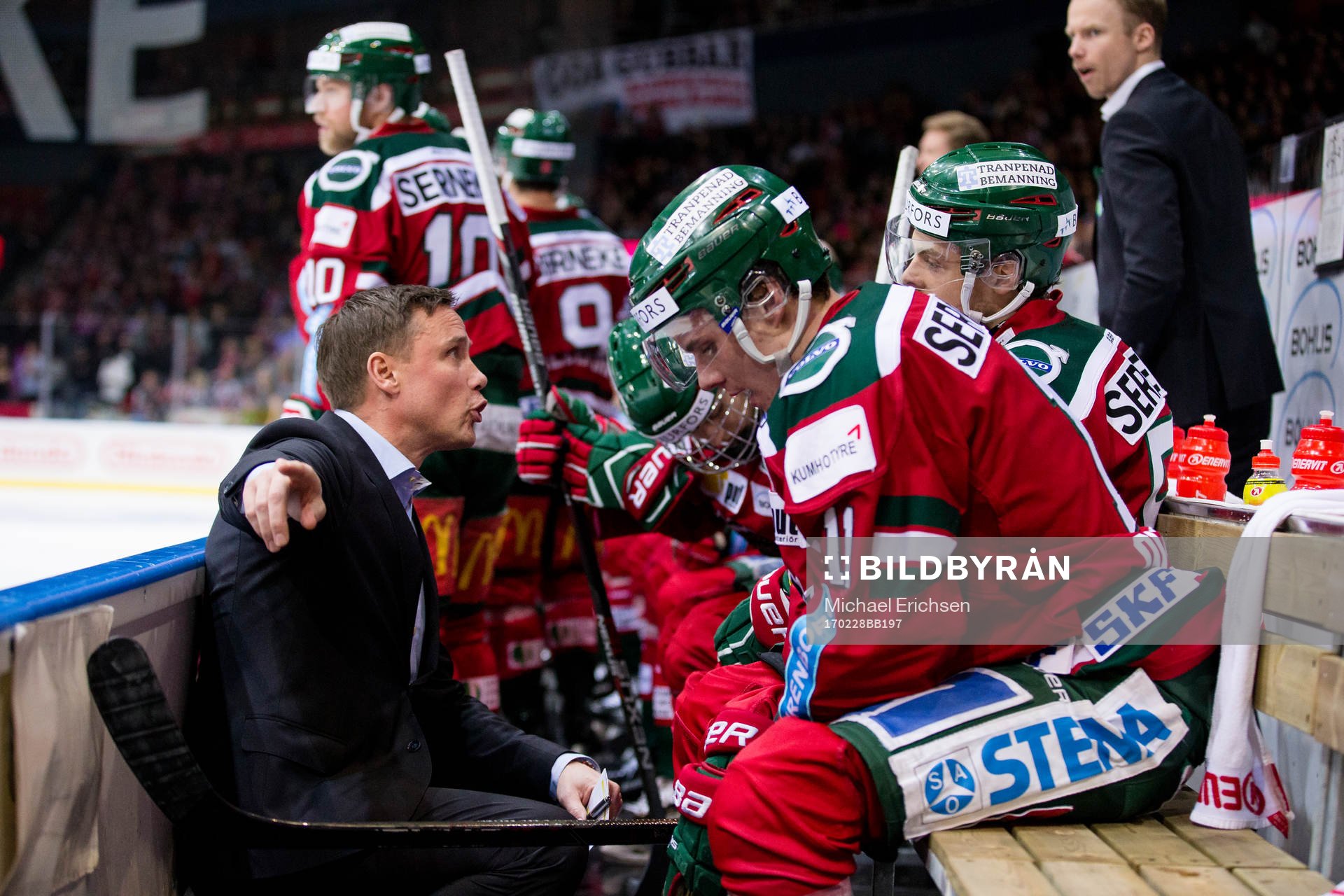 Frölundas tränare Roger Rönnberg pratar med Mats Rosseli