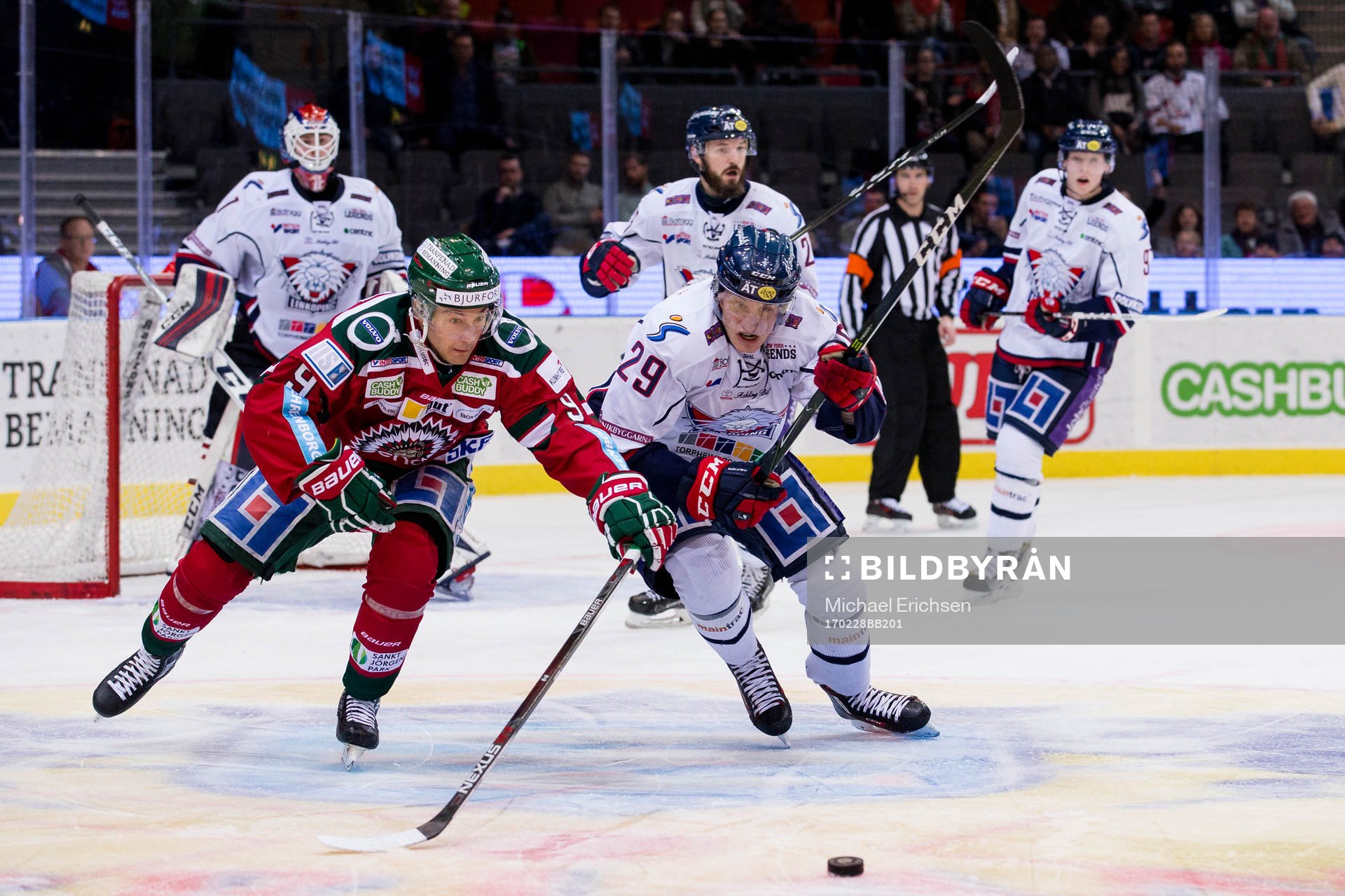 Frölundas Casey Wellman i kamp om pucken med Linköpings